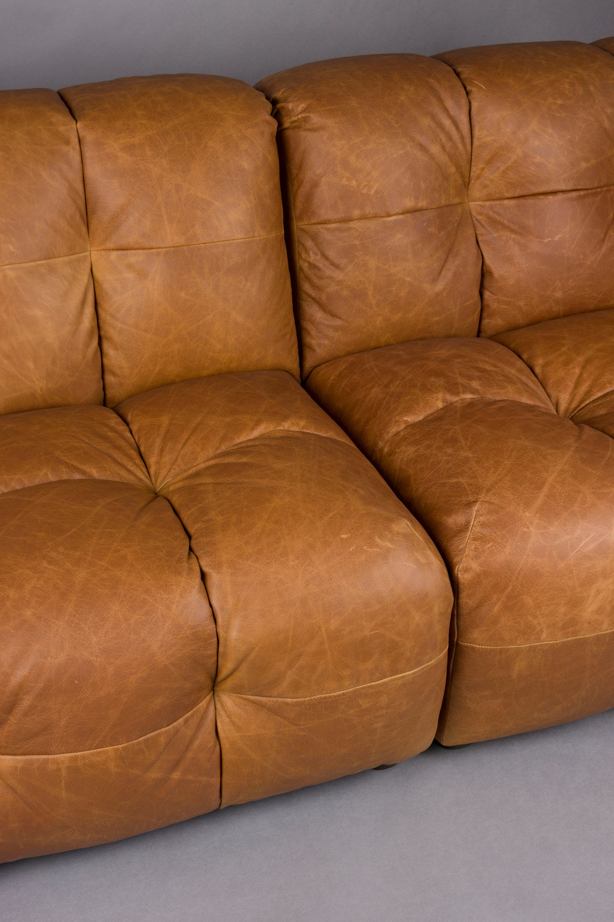 Sofa Hackman 4.5-Sitzer in Cognac präsentiert im Onlineshop von KAQTU Design AG. 4er Sofa ist von Dutchbone