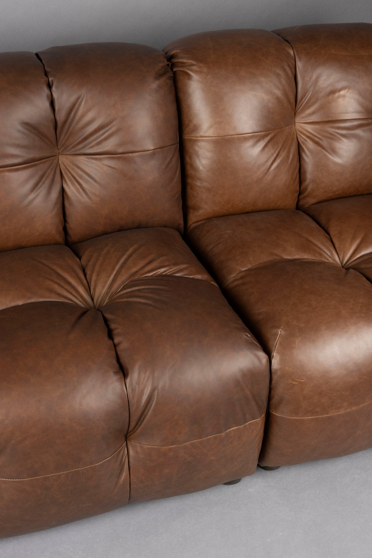 Sofa Hackman 3-Sitzer in Chocolate präsentiert im Onlineshop von KAQTU Design AG. 3er Sofa ist von Dutchbone