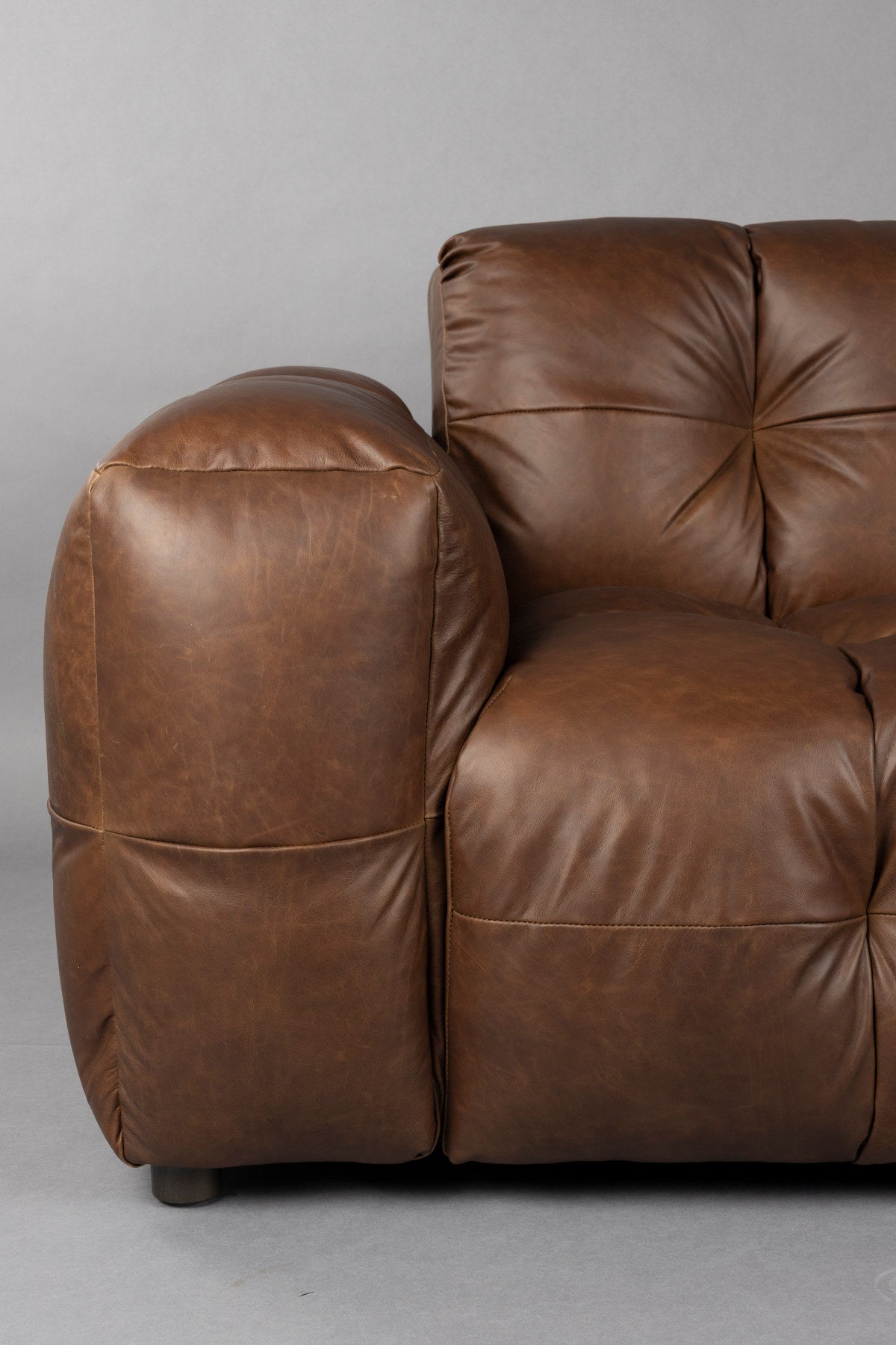 Sofa Hackman 3-Sitzer in Chocolate präsentiert im Onlineshop von KAQTU Design AG. 3er Sofa ist von Dutchbone