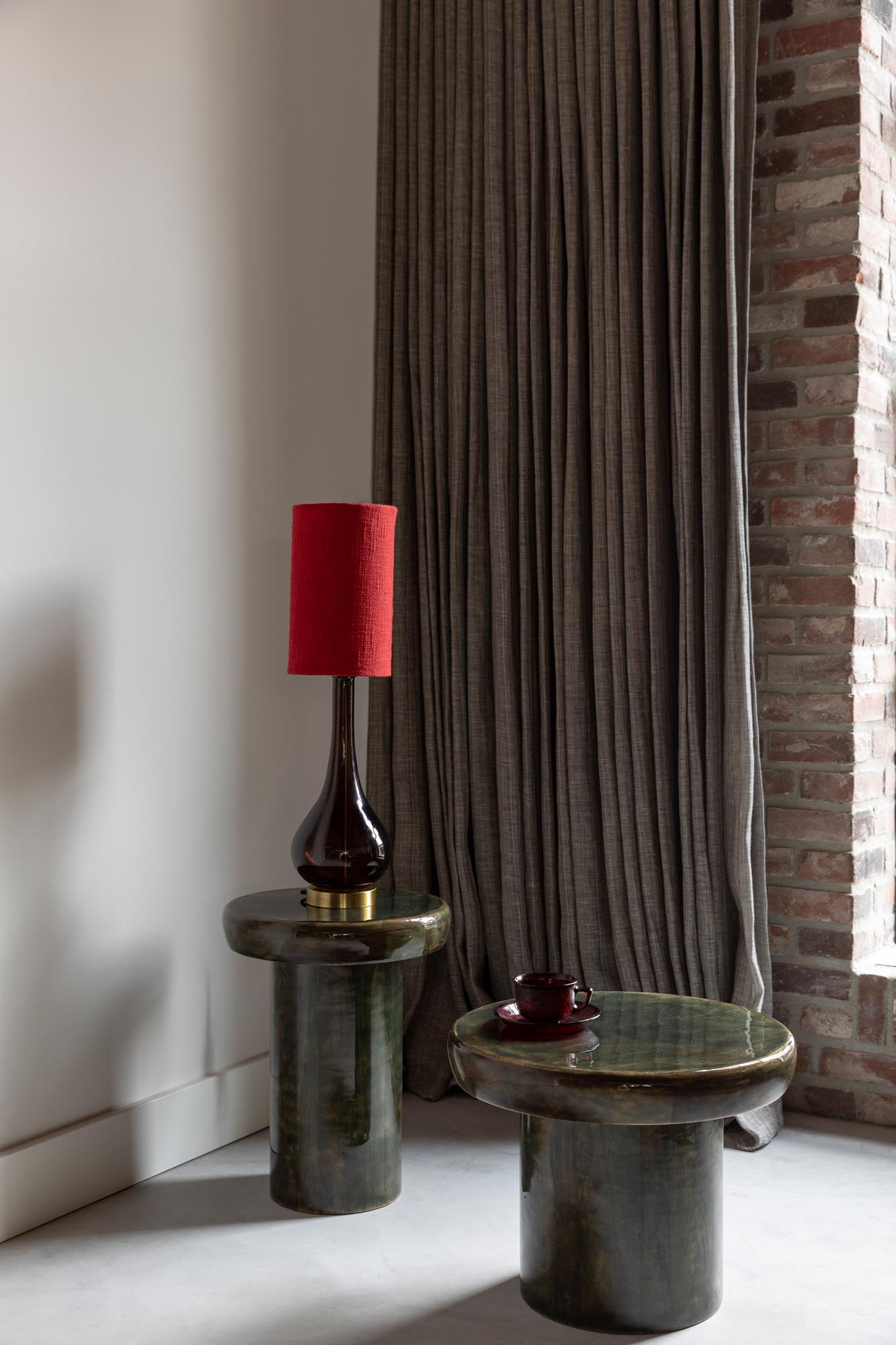 Tischleuchte Jules in Rot präsentiert im Onlineshop von KAQTU Design AG. Tischleuchte ist von Dutchbone