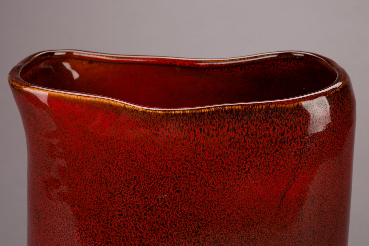 Vase Edna M in Rot präsentiert im Onlineshop von KAQTU Design AG. Vase ist von Dutchbone