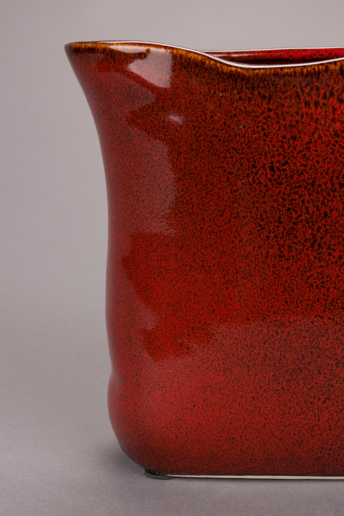 Vase Edna S in Rot präsentiert im Onlineshop von KAQTU Design AG. Vase ist von Dutchbone