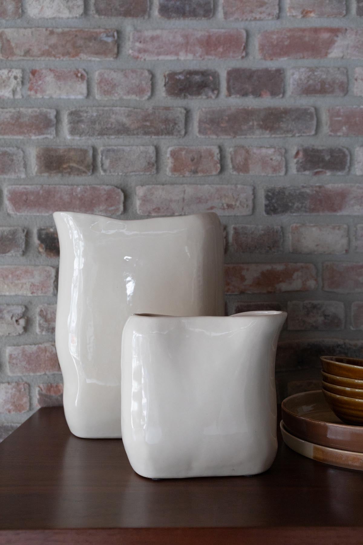Vase Edna M in Beige präsentiert im Onlineshop von KAQTU Design AG. Vase ist von Dutchbone