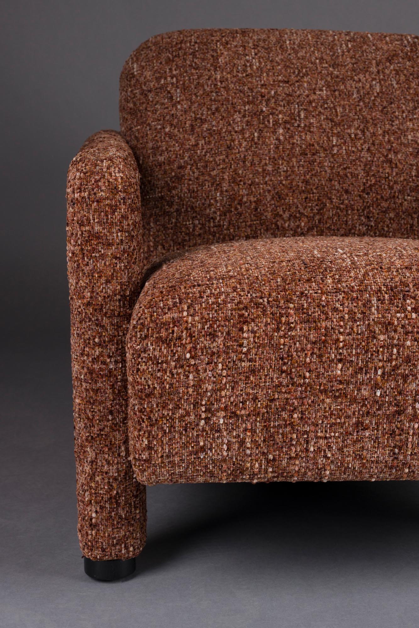 Erleben Sie den Sessel Kent in Bordeaux Red von Dutchbone – ein elegantes Möbelstück, das Wärme und Stil in Ihr Zuhause bringt. Perfekt für entspannte Momente!