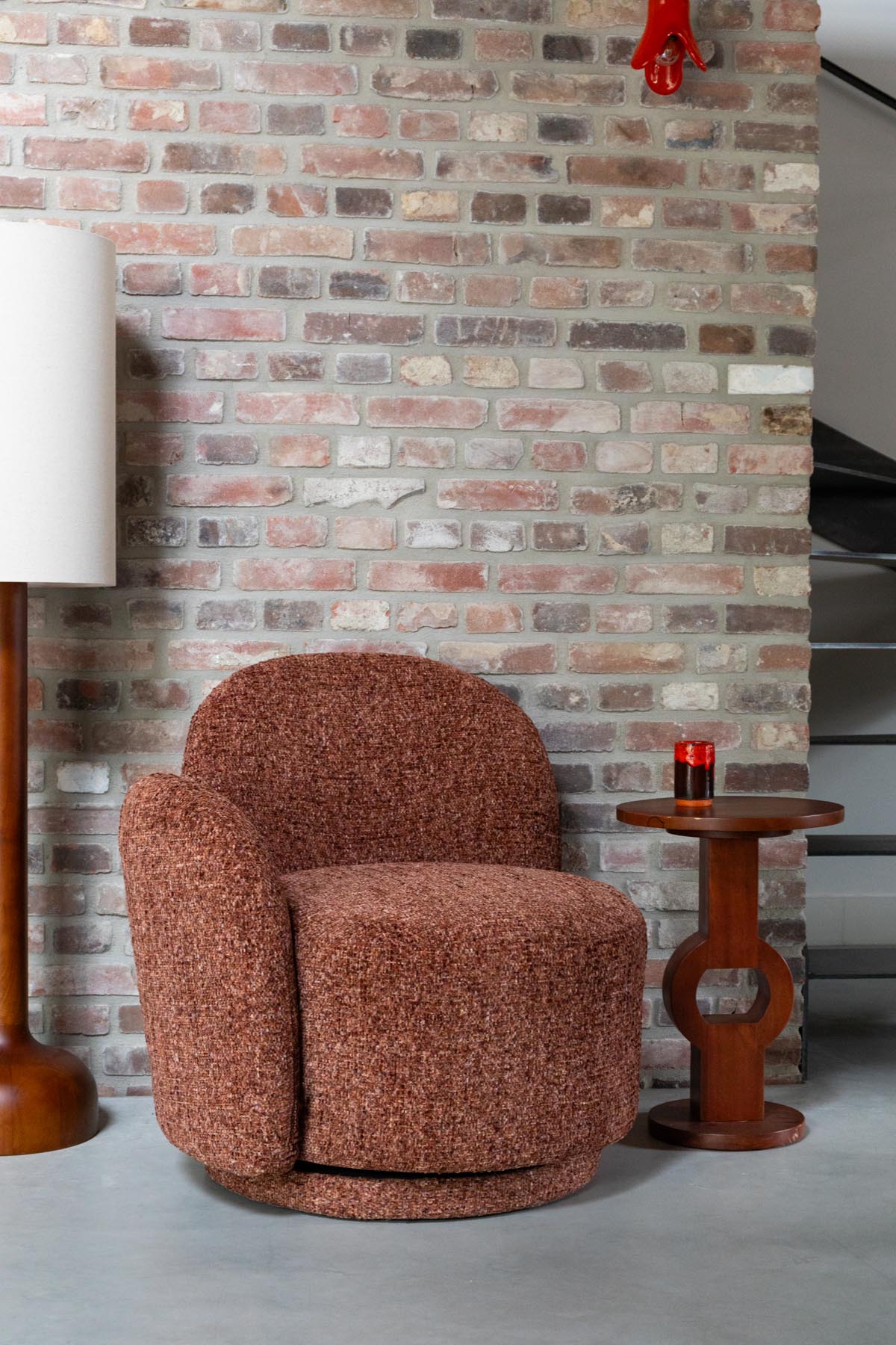 Sessel Rose Bordeaux Red in Rot präsentiert im Onlineshop von KAQTU Design AG. Drehsessel ist von Dutchbone