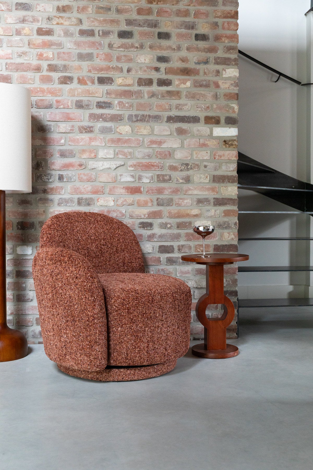 Sessel Rose Bordeaux Red in Rot präsentiert im Onlineshop von KAQTU Design AG. Drehsessel ist von Dutchbone
