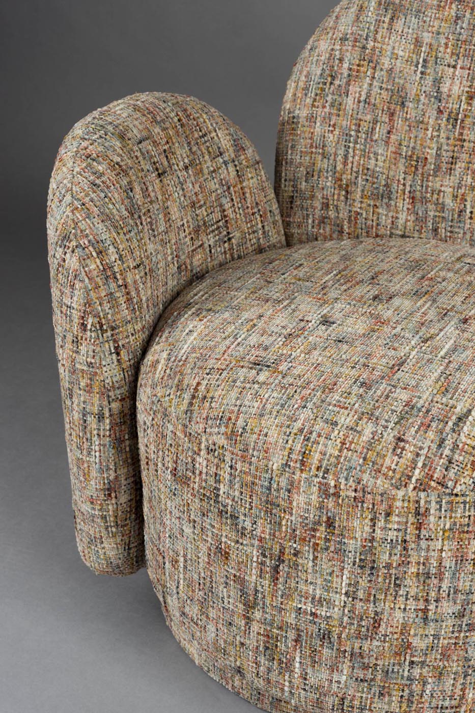 Der Sessel Rose Multicolour von Dutchbone begeistert mit seinem blumenförmigen Design und hochwertigem Stoff. Perfekt für stilvolle Entspannung!
