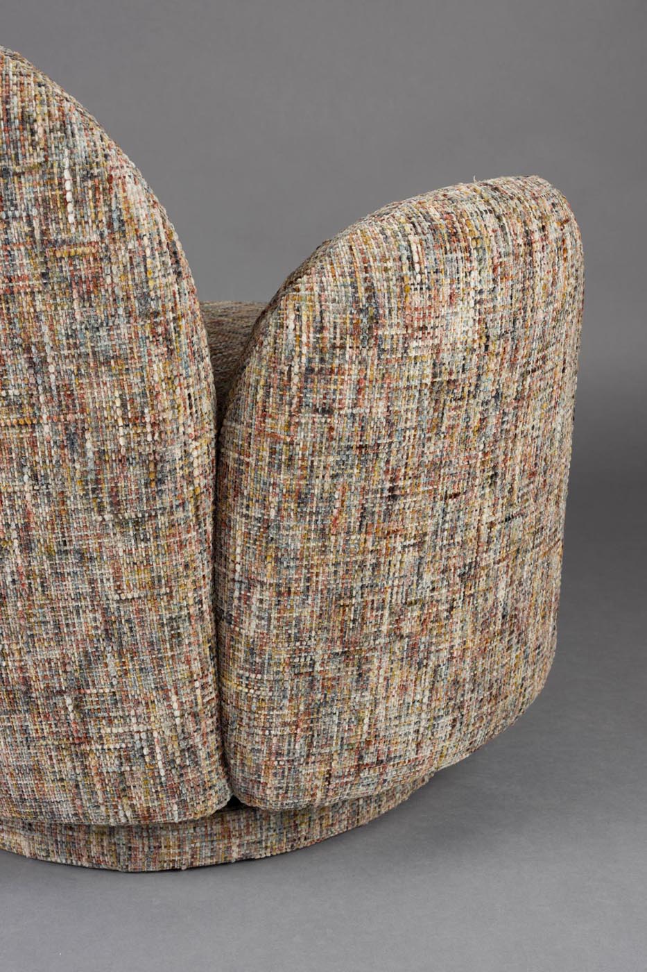 Der Sessel Rose Multicolour von Dutchbone vereint blumige Eleganz und Komfort. Ideal für einladende Wohnräume!