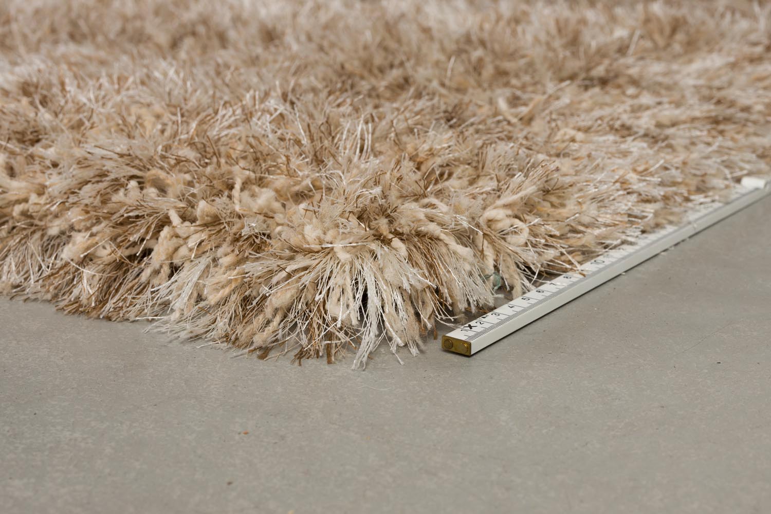 Teppich Hairy 160x230 in Beige präsentiert im Onlineshop von KAQTU Design AG. Teppich ist von Dutchbone