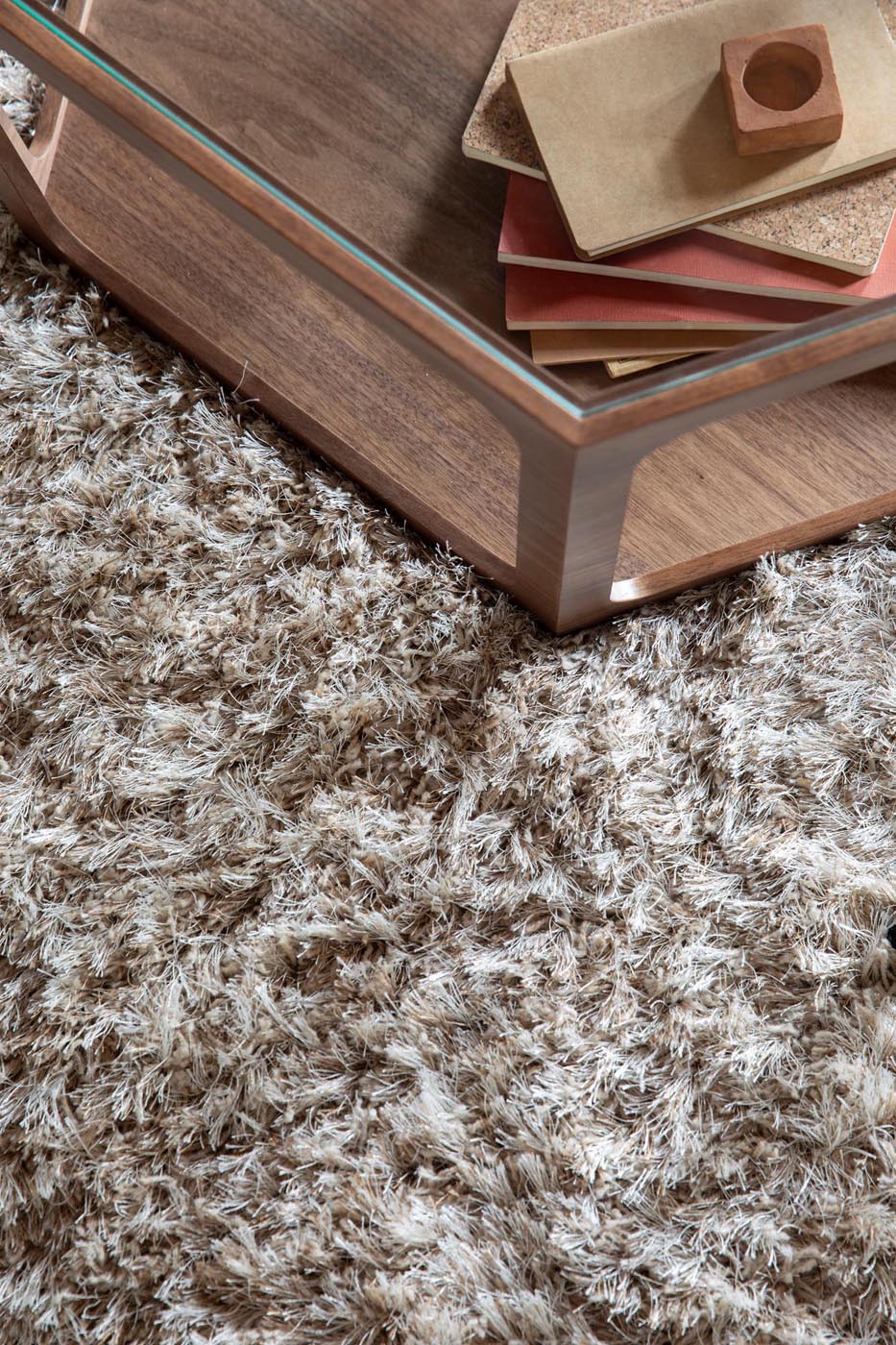 Entdecken Sie den Teppich Hairy 200x290 von Dutchbone – ein eleganter, weicher Teppich, der jedem Raum Wärme und Stil verleiht.