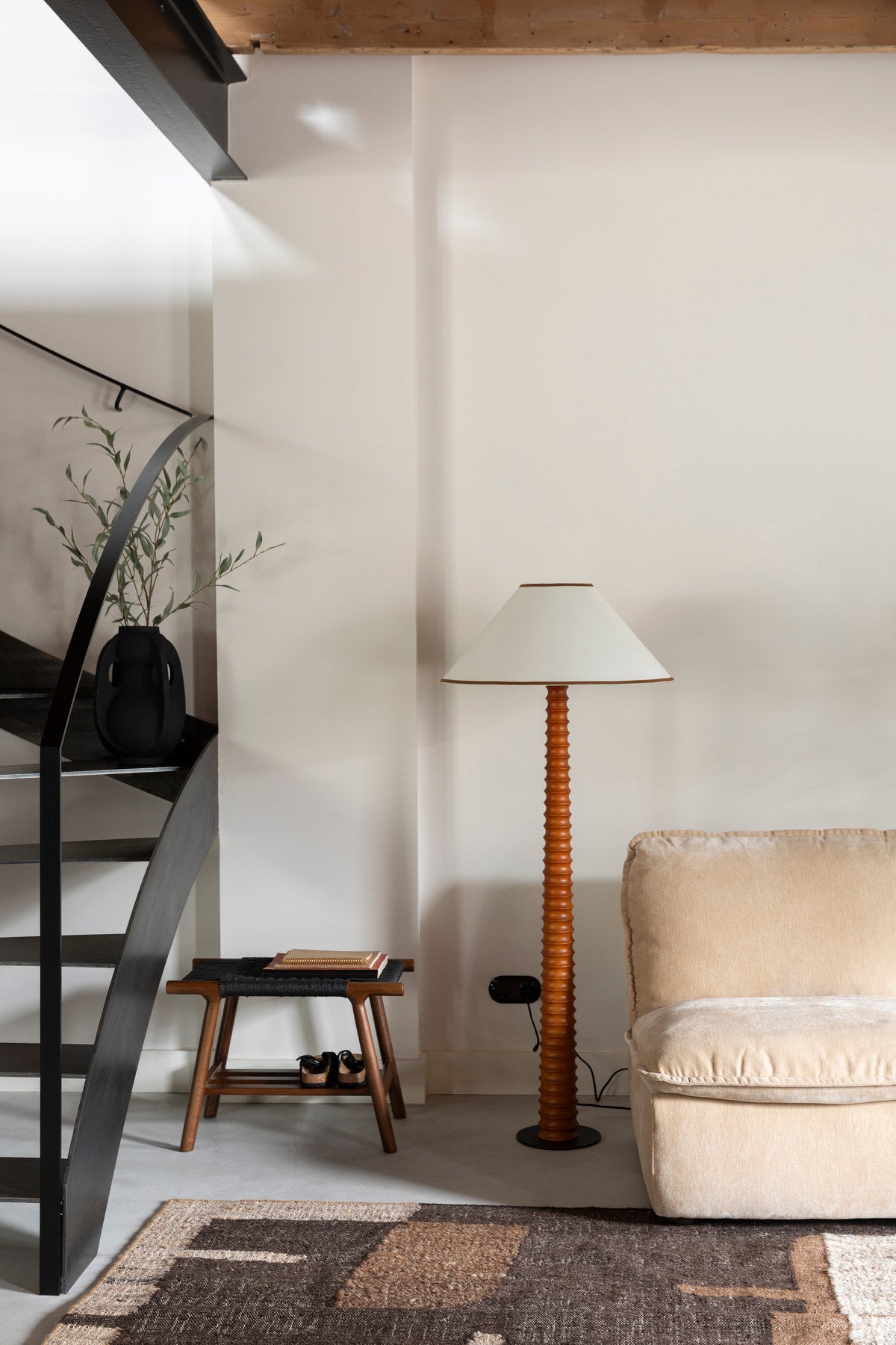 Hocker Kintaro in Walnuss präsentiert im Onlineshop von KAQTU Design AG. Hocker ist von Dutchbone
