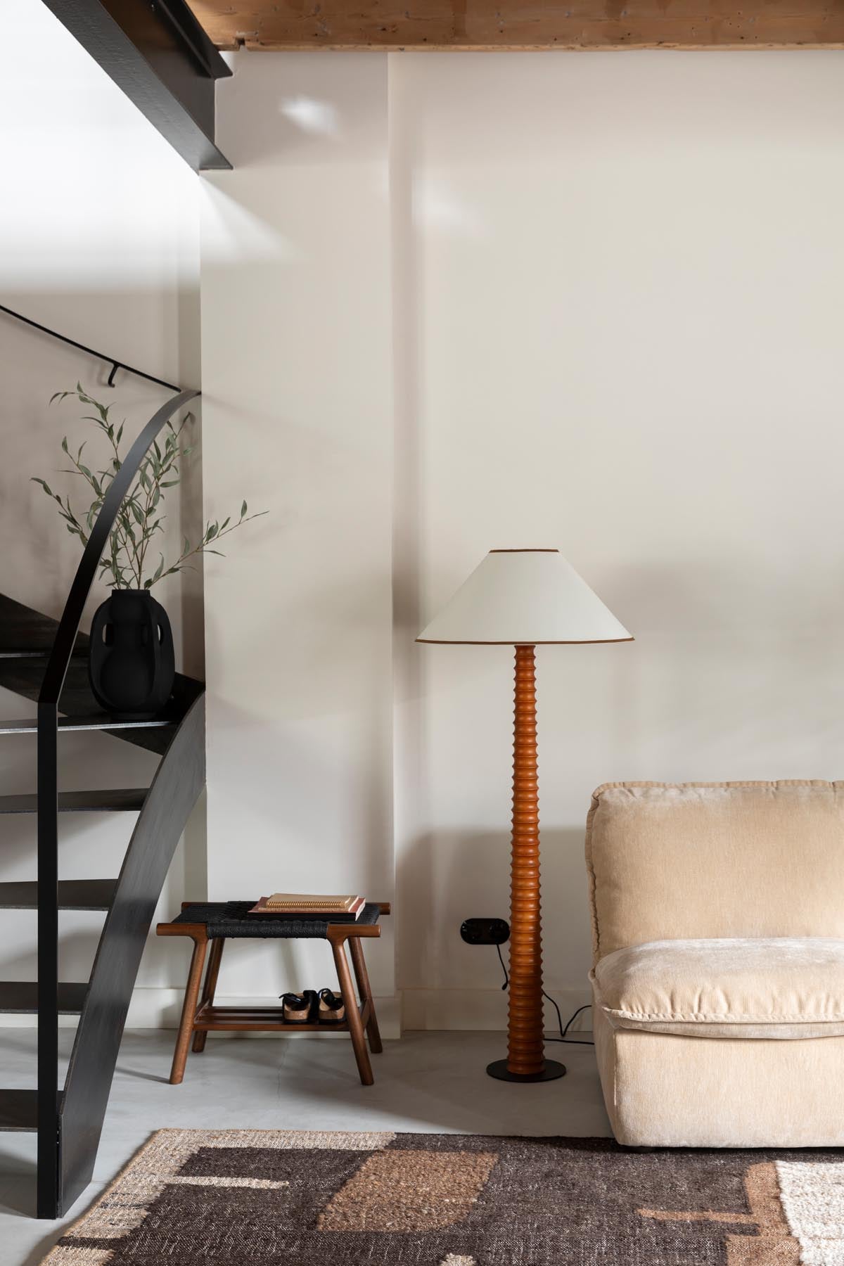 Hocker Kintaro in Walnuss präsentiert im Onlineshop von KAQTU Design AG. Hocker ist von Dutchbone