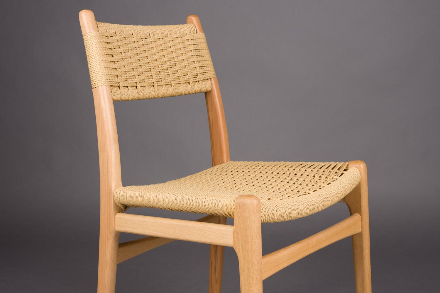 Entdecken Sie den Stuhl Cecile Natural von Dutchbone – eine harmonische Verbindung aus elegantem Design und außergewöhnlichem Komfort für Ihr Zuhause.