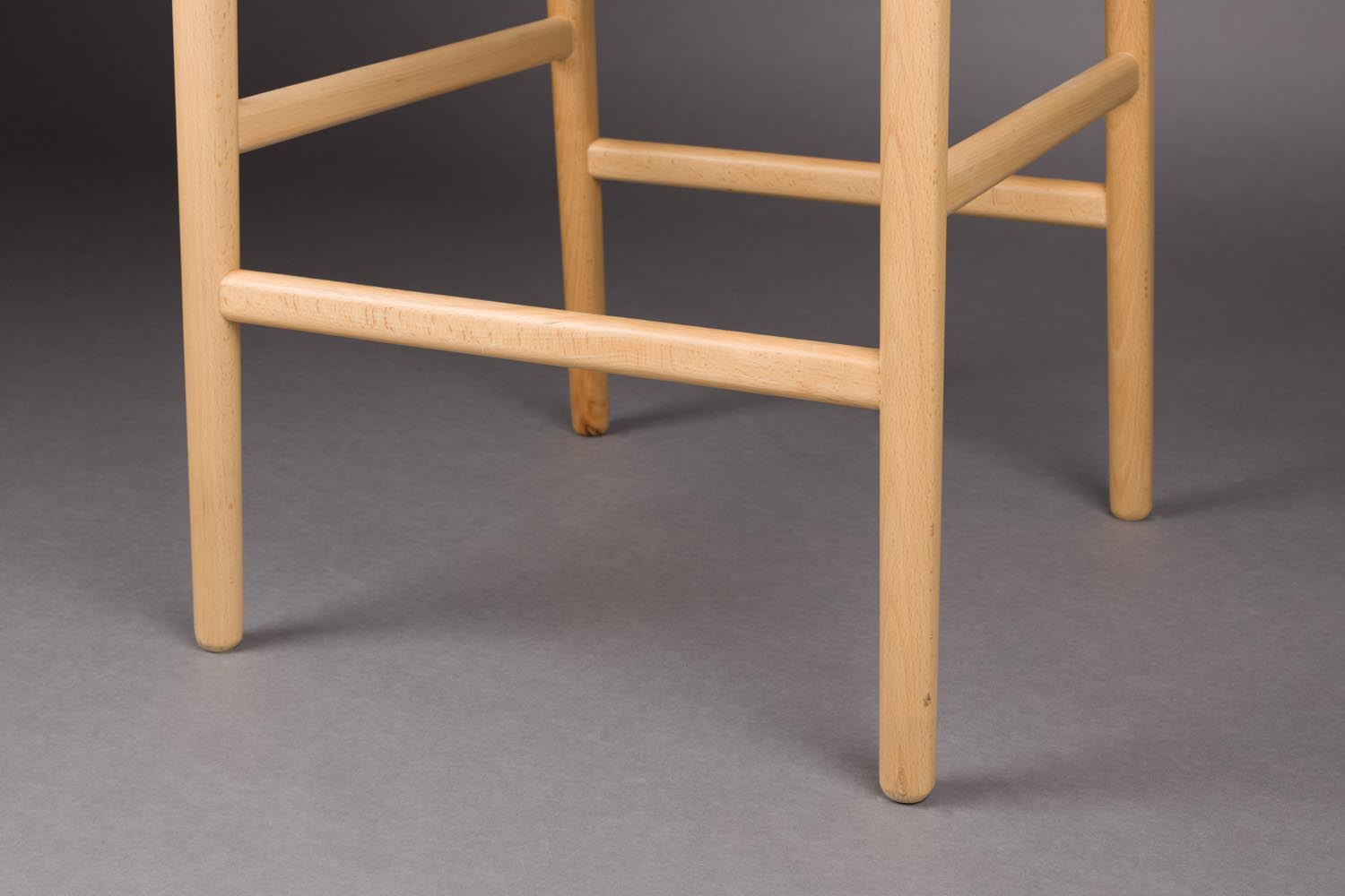 Erleben Sie den Barstuhl Cecile von Dutchbone – ein elegantes Design, das Komfort und Stil in Ihre Einrichtung integriert.