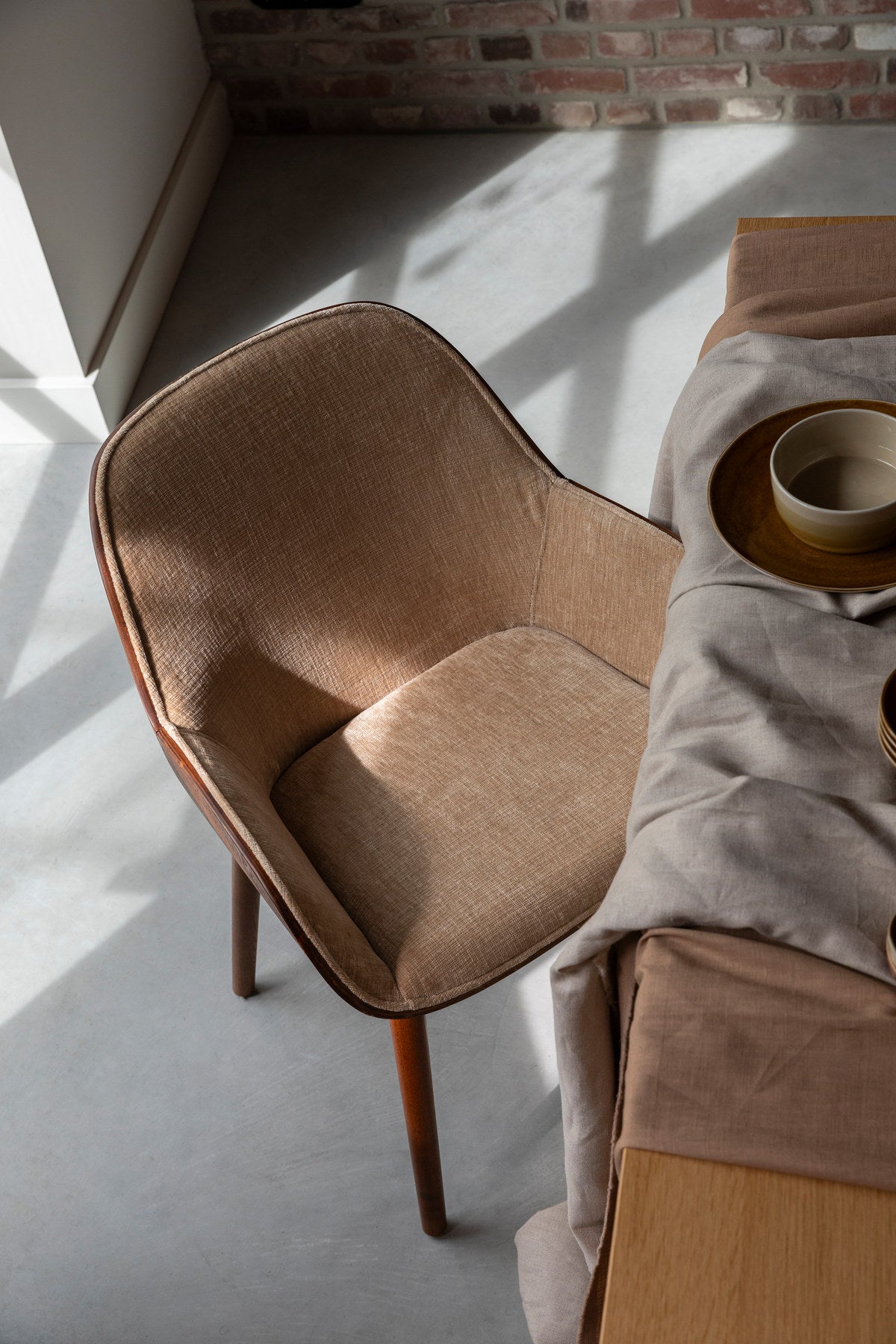 Armlehnstuhl Taylor in Beige präsentiert im Onlineshop von KAQTU Design AG. Stuhl ist von Dutchbone