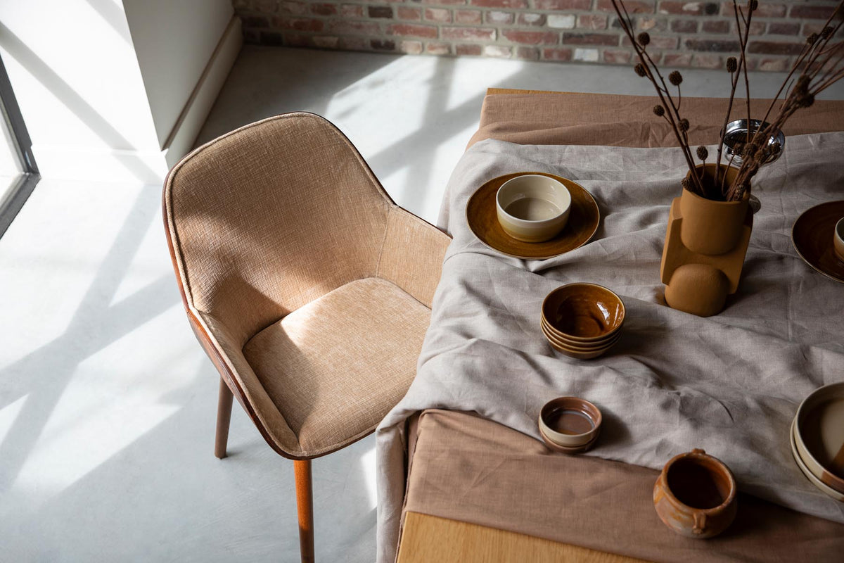 Armlehnstuhl Taylor in Beige präsentiert im Onlineshop von KAQTU Design AG. Stuhl ist von Dutchbone