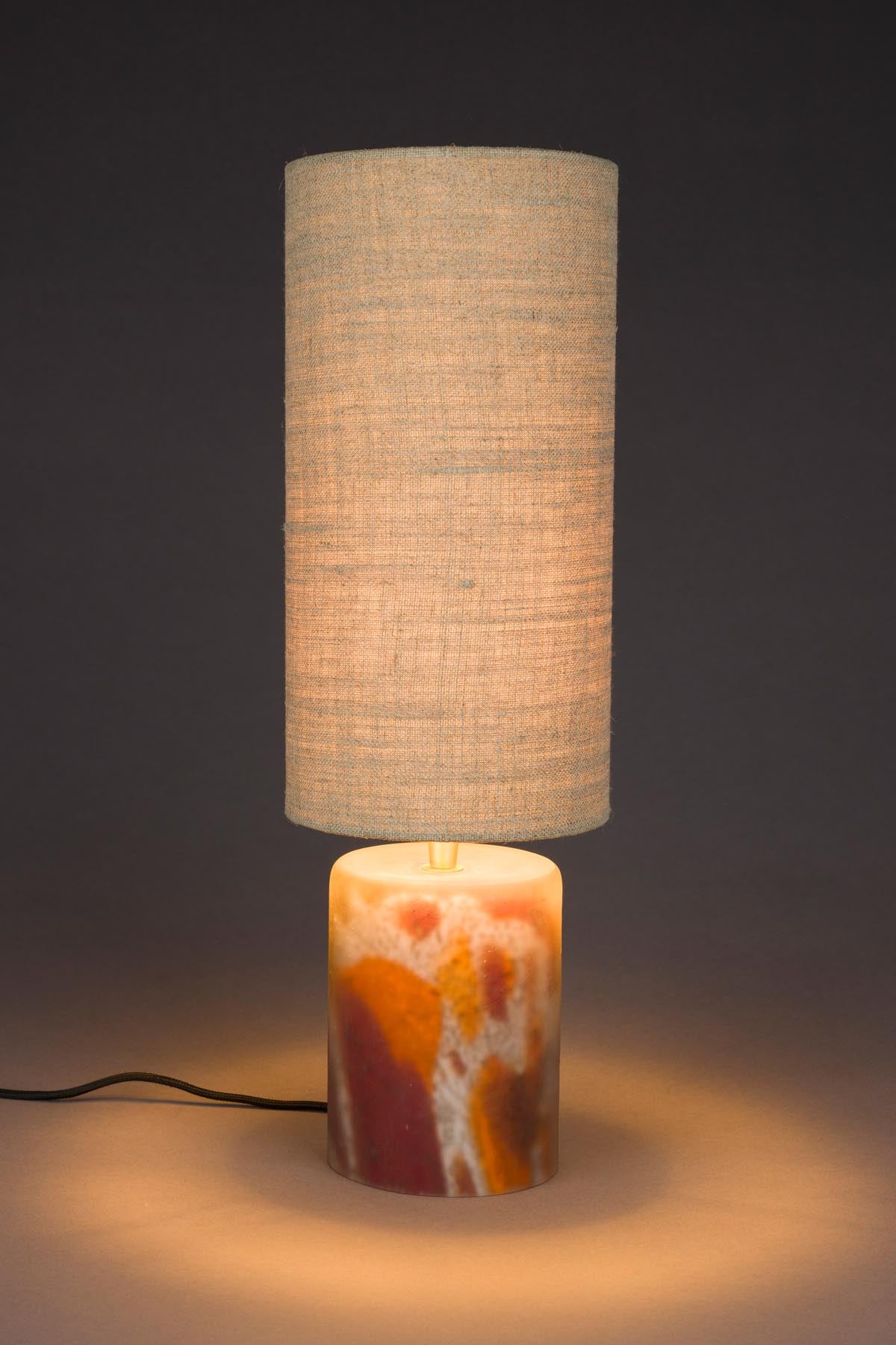 Tischleuchte Earl in Multi-color präsentiert im Onlineshop von KAQTU Design AG. Tischleuchte ist von Dutchbone