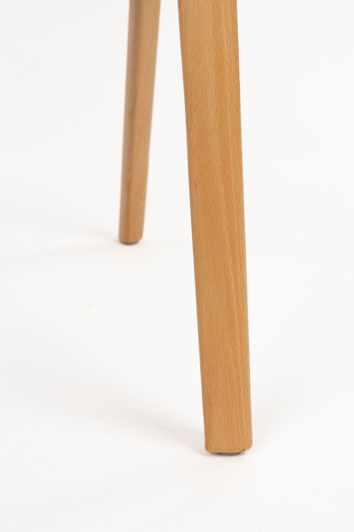 Sessel Babington mit Holzgestell, das nahtlos in die Rückenlehne übergeht, und hellem Polster