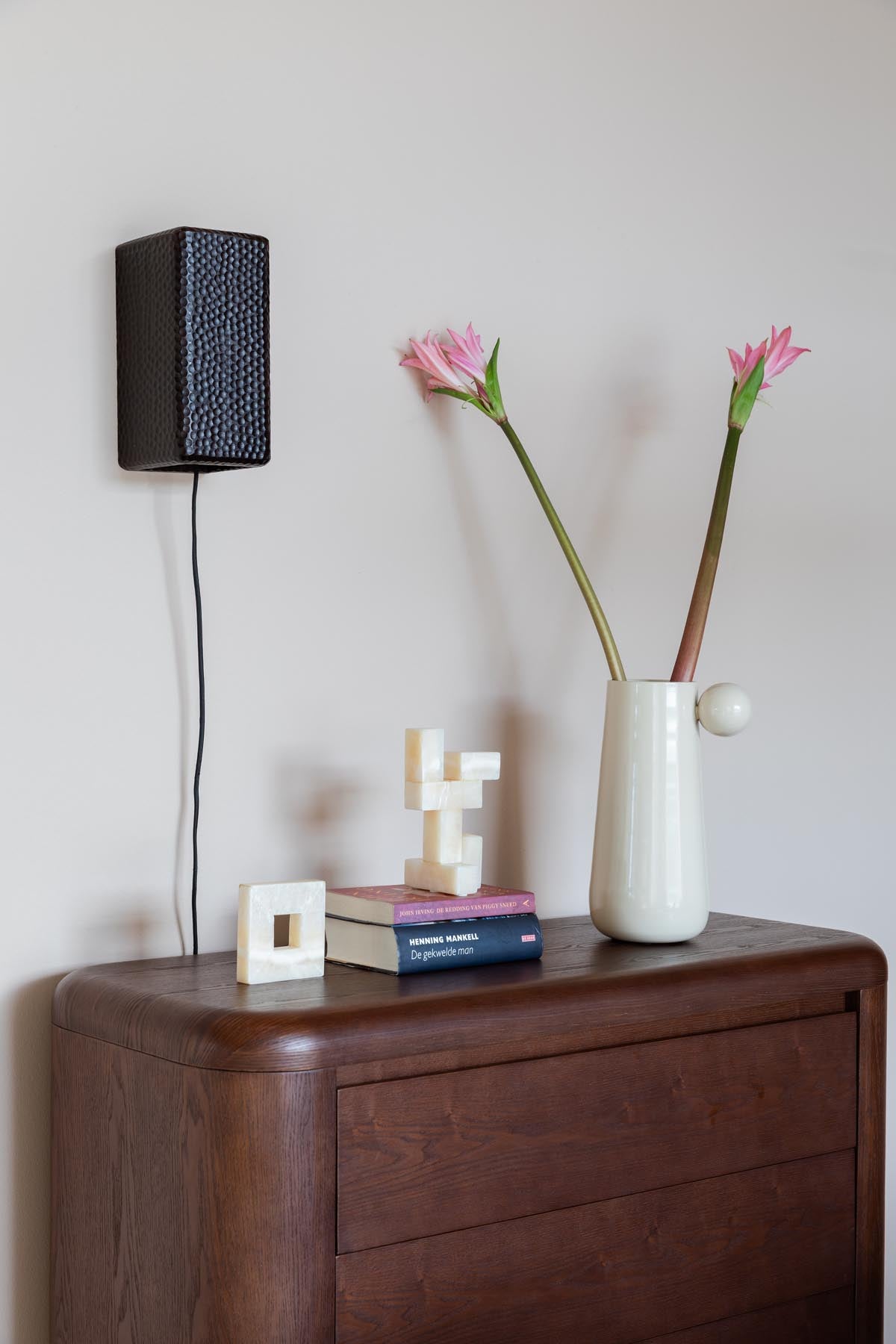 Wandleuchte Marnix in Braun präsentiert im Onlineshop von KAQTU Design AG. Wandleuchte ist von Dutchbone