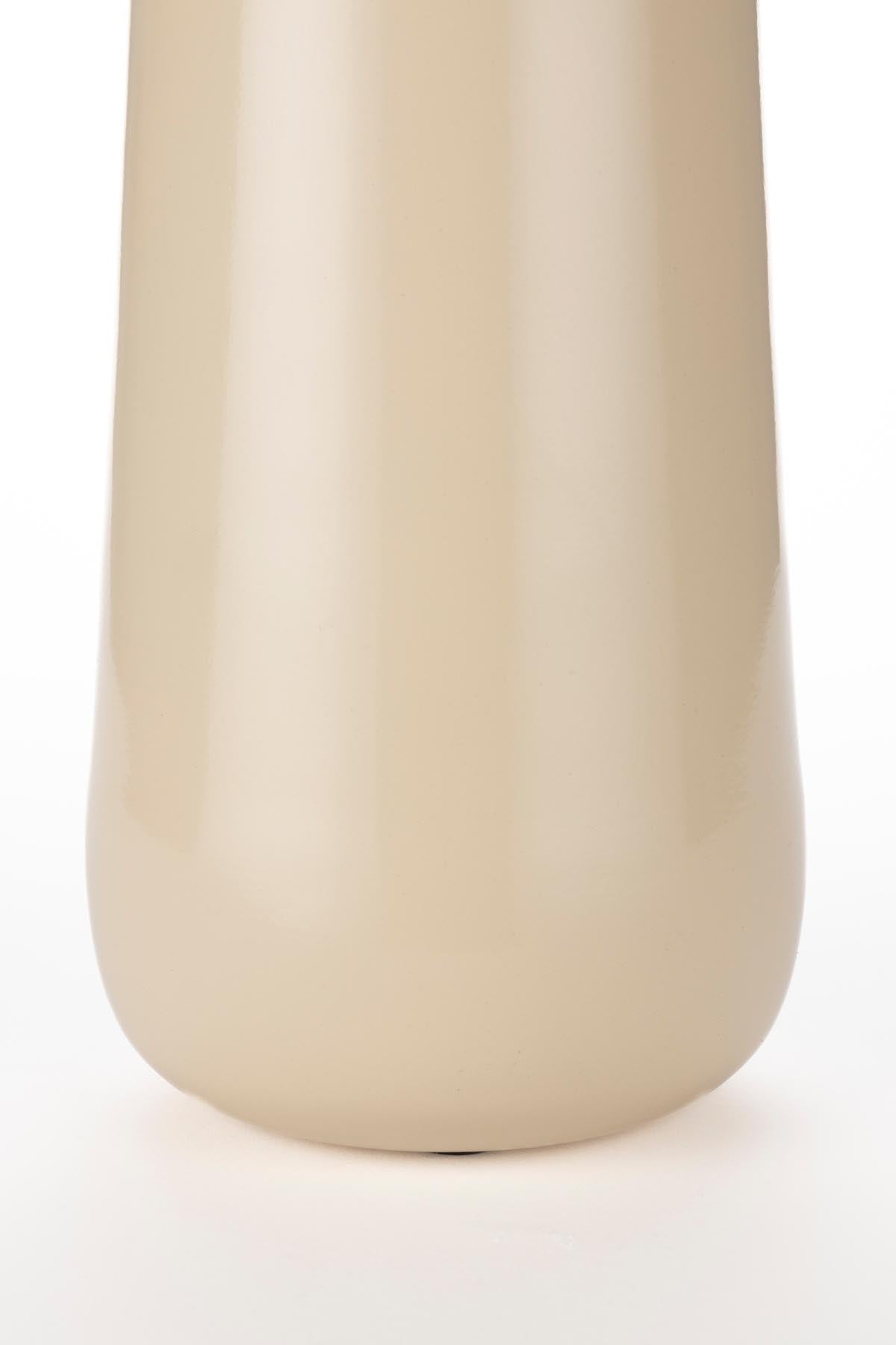 Stilvolle Vase Dot von Dutchbone in zartem Beige, perfekt für moderne Inneneinrichtungen und kreative Blumenarrangements.