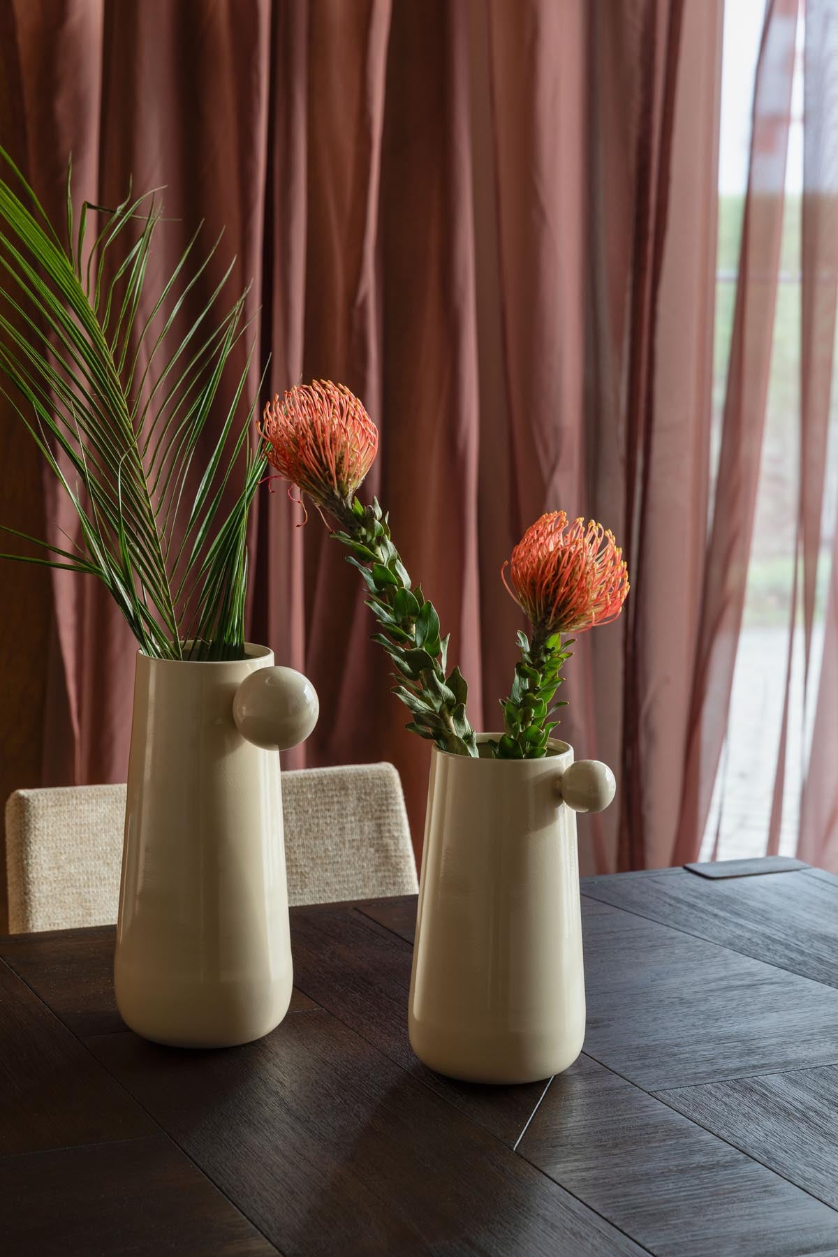 Elegante Vase Dot in sanftem Beige, stilvoll inszeniert, ideal für moderne Wohnräume und kreative Blumenarrangements.