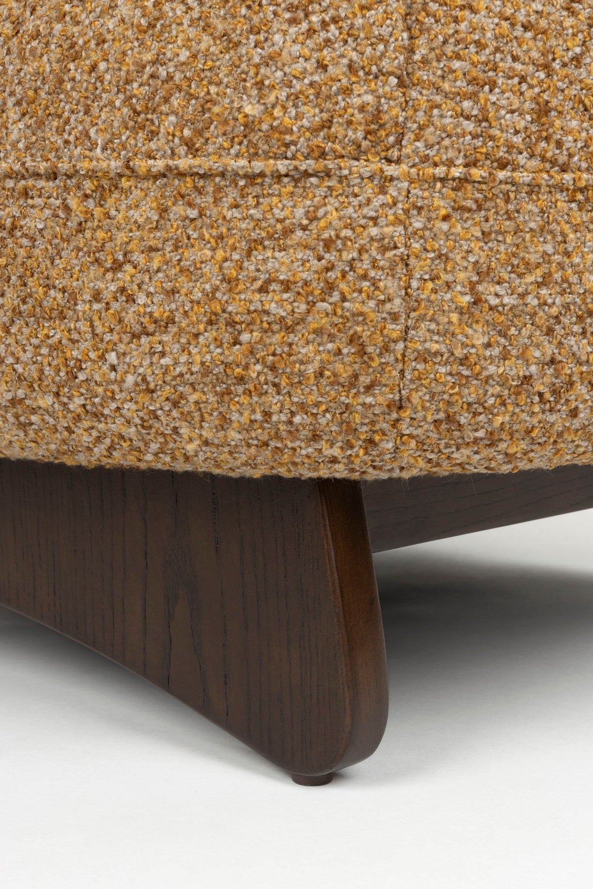 Sessel Loom in Braun präsentiert im Onlineshop von KAQTU Design AG. Sessel ist von Dutchbone