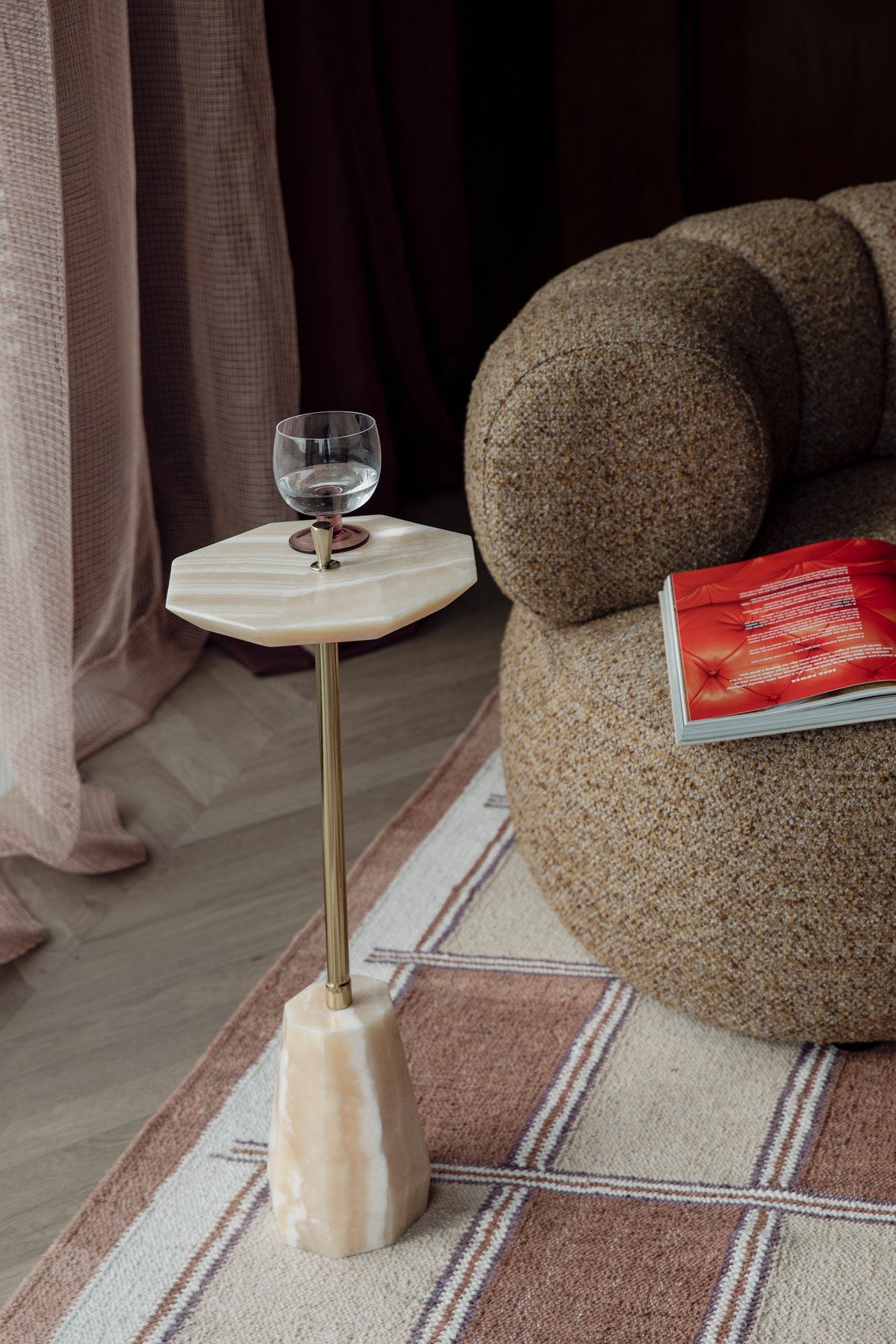 Beistelltisch Onno von Dutchbone mit beiger Onyx-Platte und Messingbein