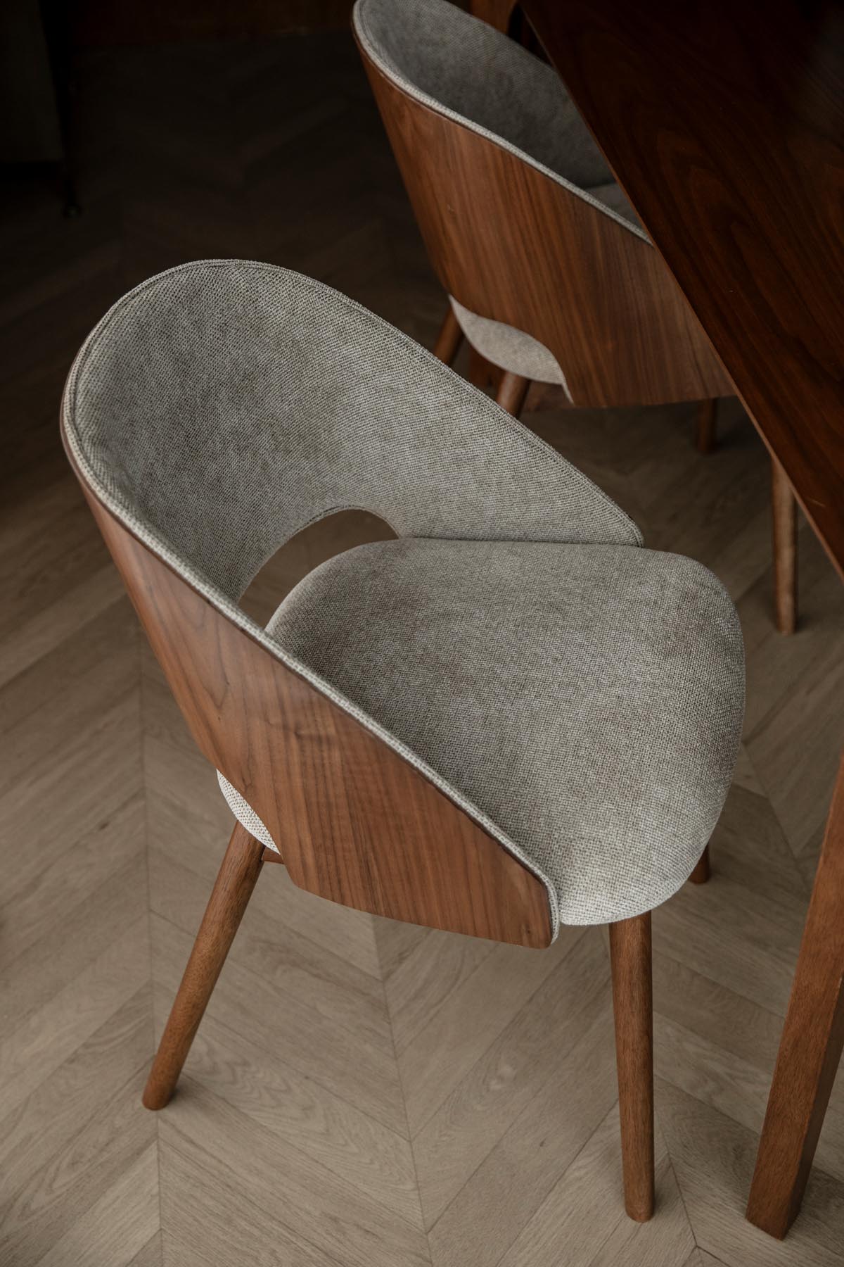 Stuhl Velore in Beige präsentiert im Onlineshop von KAQTU Design AG. Stuhl ist von Dutchbone