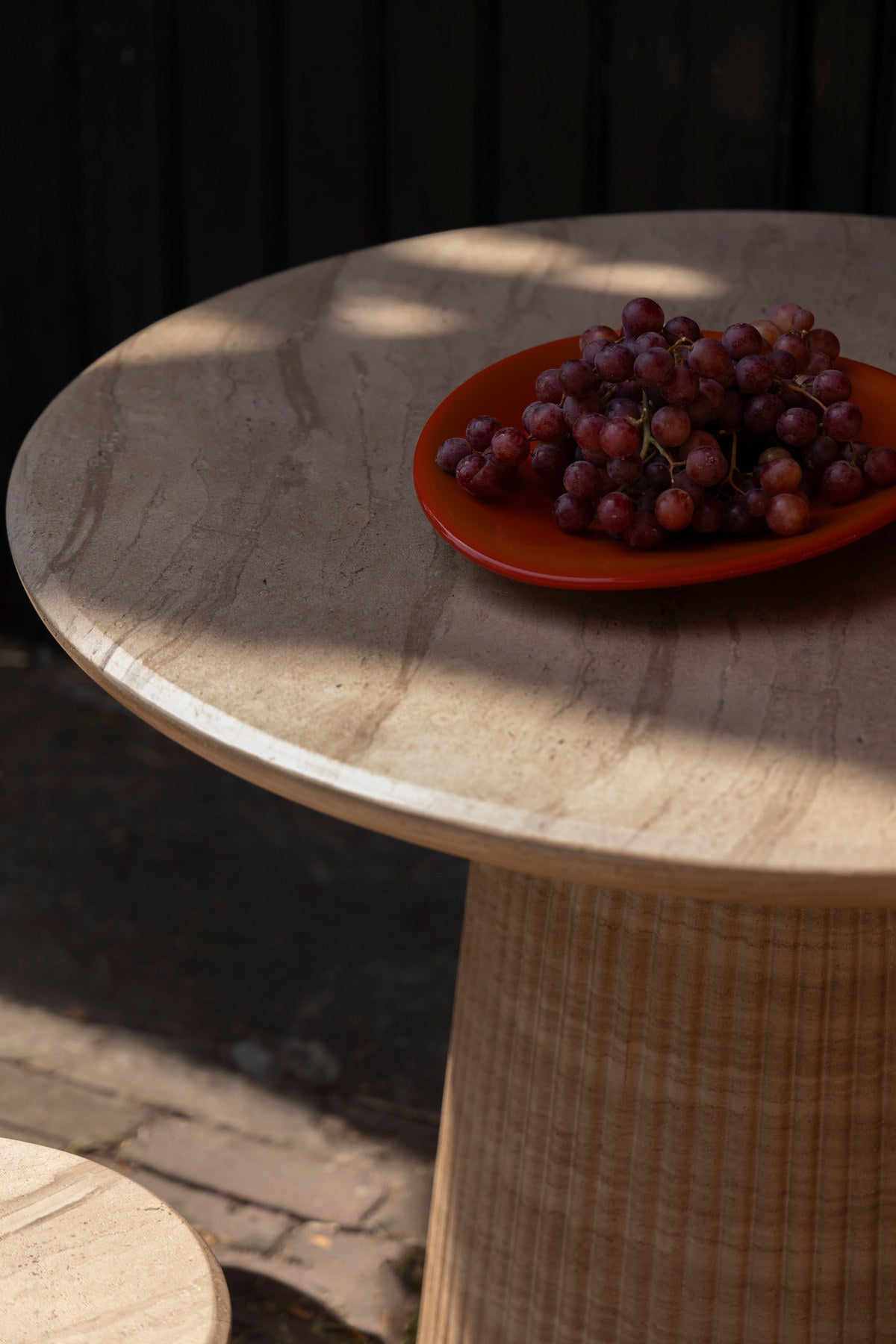 Gartentisch Brison in Grau präsentiert im Onlineshop von KAQTU Design AG. Gartentisch ist von Dutchbone
