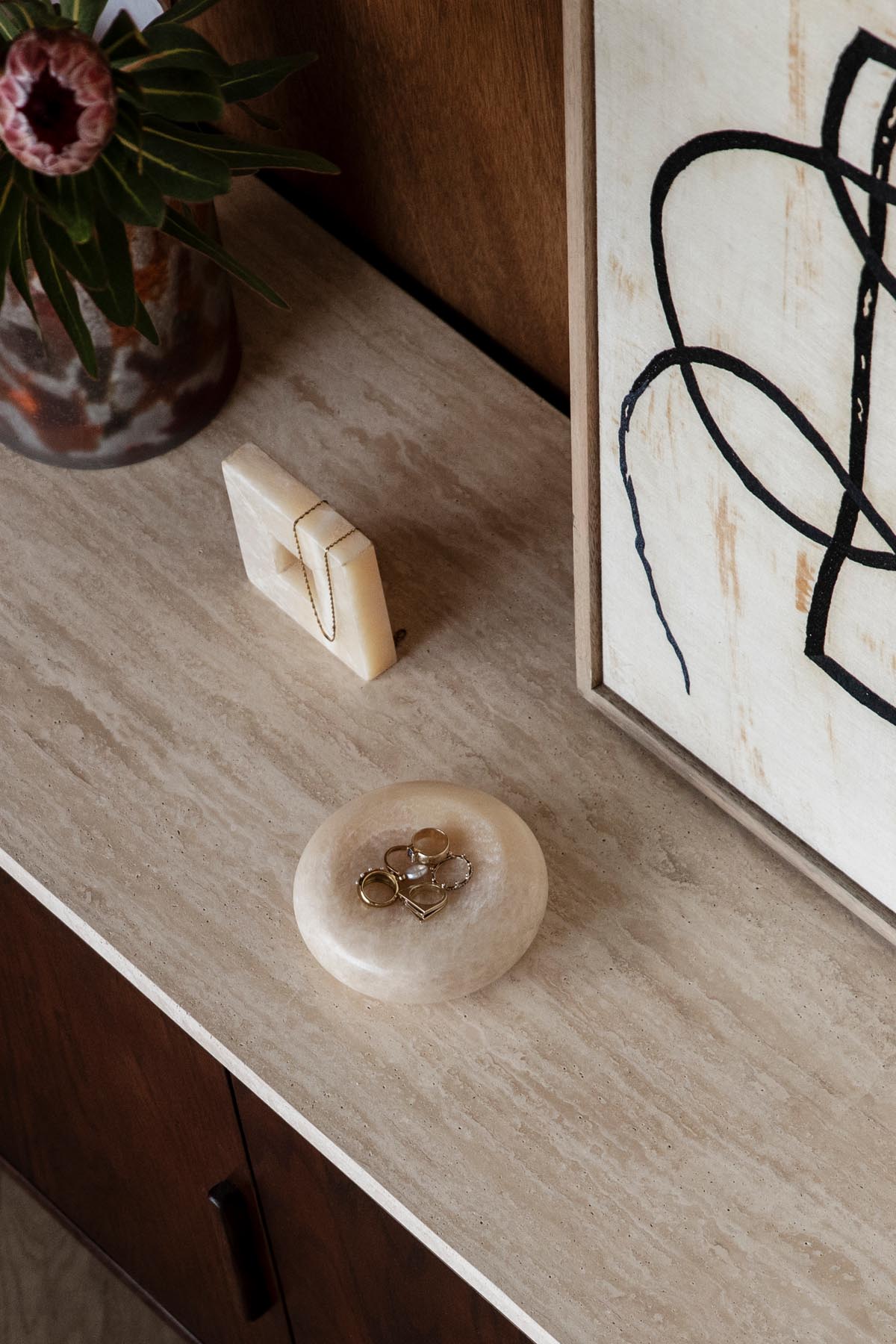Tisch Onno in Gelb präsentiert im Onlineshop von KAQTU Design AG. Schale ist von Dutchbone