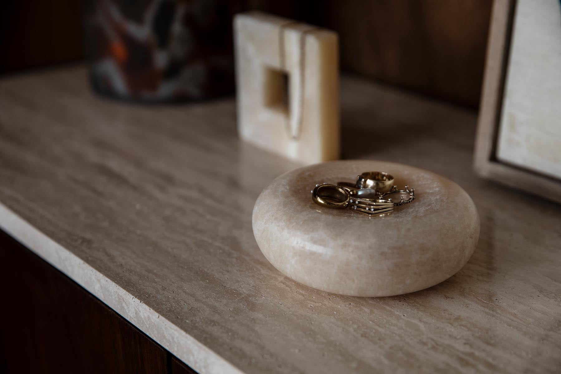 Tisch Onno in Gelb präsentiert im Onlineshop von KAQTU Design AG. Schale ist von Dutchbone