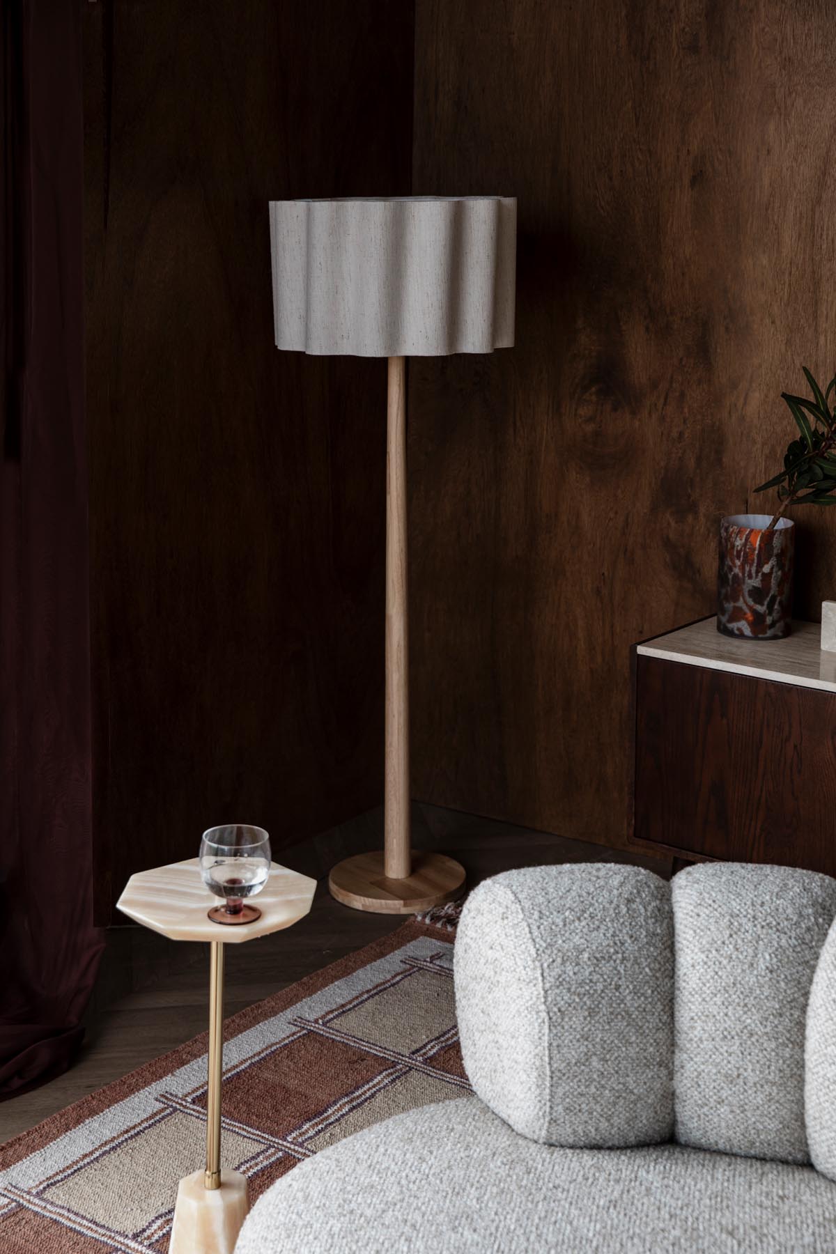 Stehlampe Scallop in Natürlich präsentiert im Onlineshop von KAQTU Design AG. Stehleuchte ist von Dutchbone