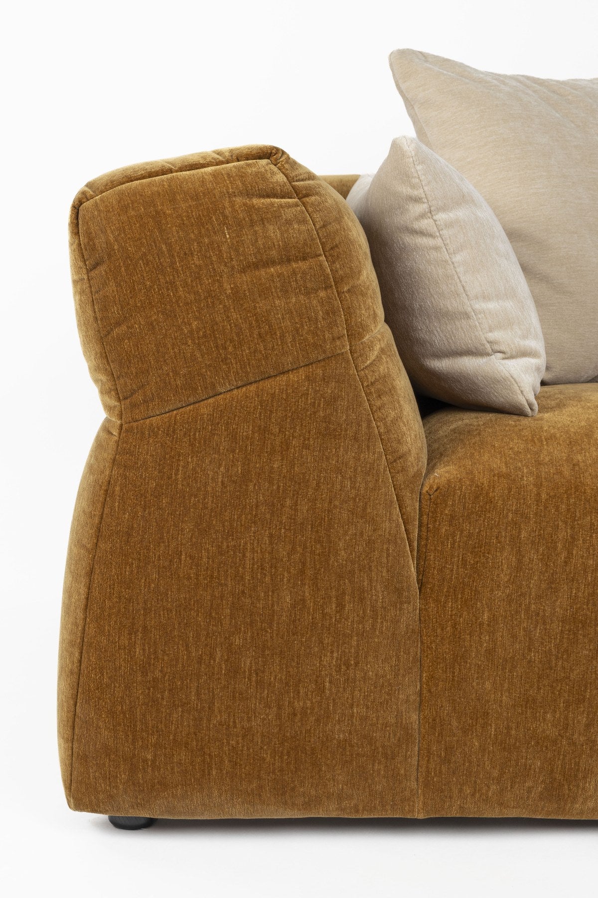 Braunes 5er Sofa Hodge von Dutchbone mit gesteppter Sitz- und Rückenlehne, Samtbezug in Ocker und geschwungenen Armlehnen.