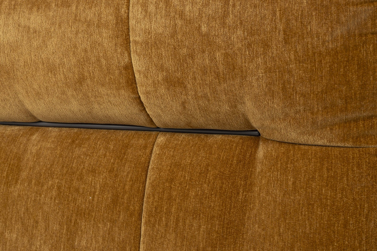 Braunes 5er Sofa Hodge von Dutchbone mit gesteppter Sitz- und Rückenlehne, Samtbezug in Ocker und geschwungenen Armlehnen.