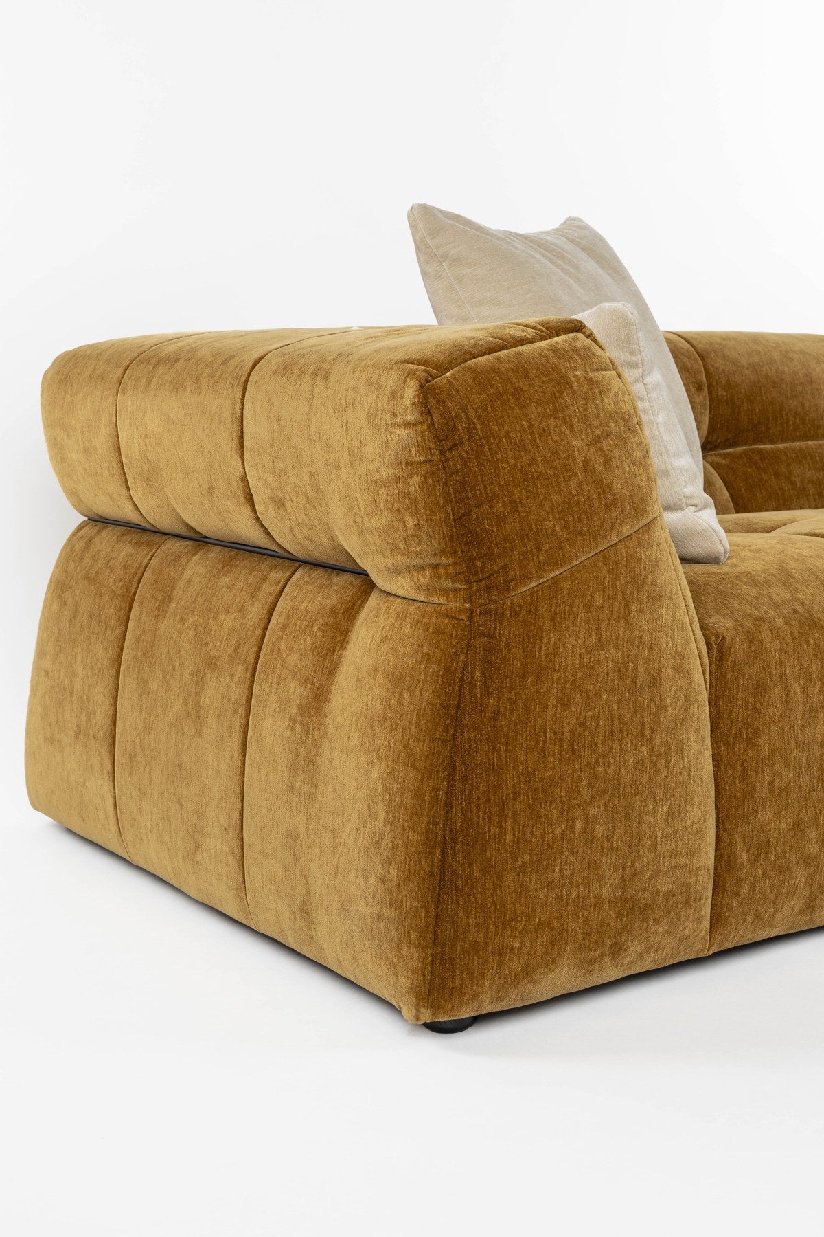 Braunes 5er Sofa Hodge von Dutchbone mit gesteppter Sitz- und Rückenlehne, Samtbezug in Ocker und geschwungenen Armlehnen.