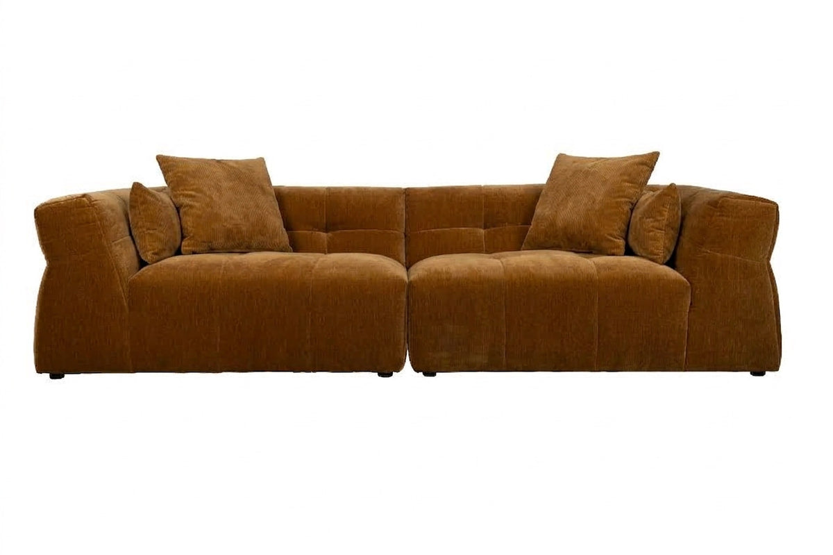 Braunes 5er Sofa Hodge von Dutchbone mit gesteppter Sitz- und Rückenlehne, Samtbezug in Ocker und geschwungenen Armlehnen.