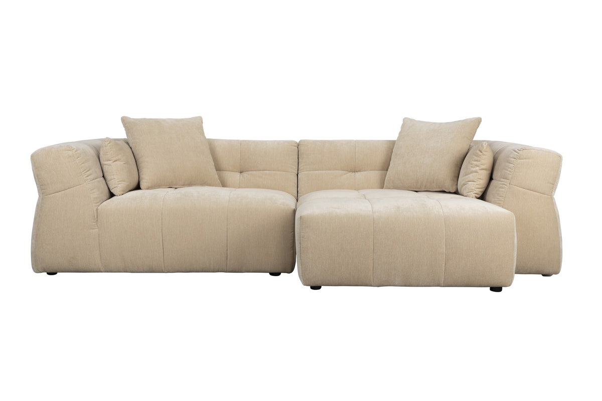 Beiges Ecksofa rechts Hodge von Dutchbone mit Samtbezug, gesteppter Sitz- und Rückenlehne sowie leicht nach aussen gebogenen Armlehnen.