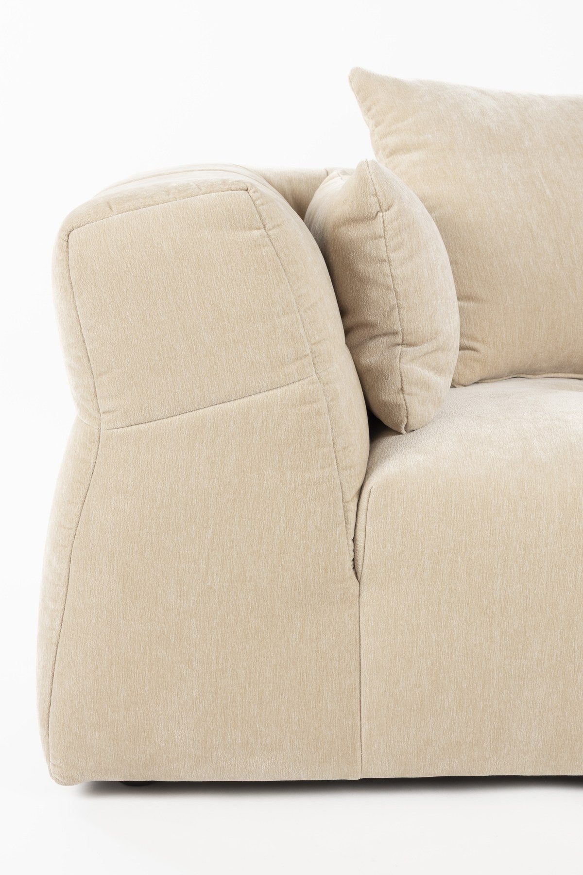 Beiges Ecksofa rechts Hodge von Dutchbone mit Samtbezug, gesteppter Sitz- und Rückenlehne sowie leicht nach aussen gebogenen Armlehnen.