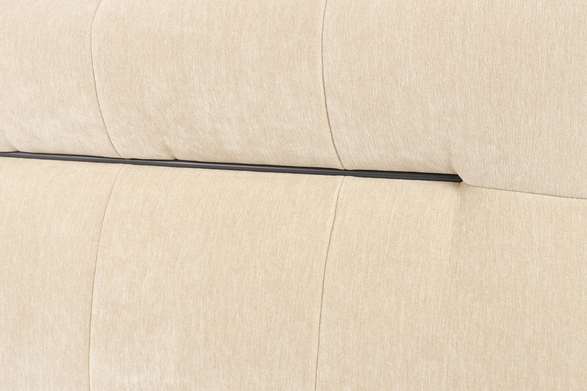 Beiges Ecksofa rechts Hodge von Dutchbone mit Samtbezug, gesteppter Sitz- und Rückenlehne sowie leicht nach aussen gebogenen Armlehnen.
