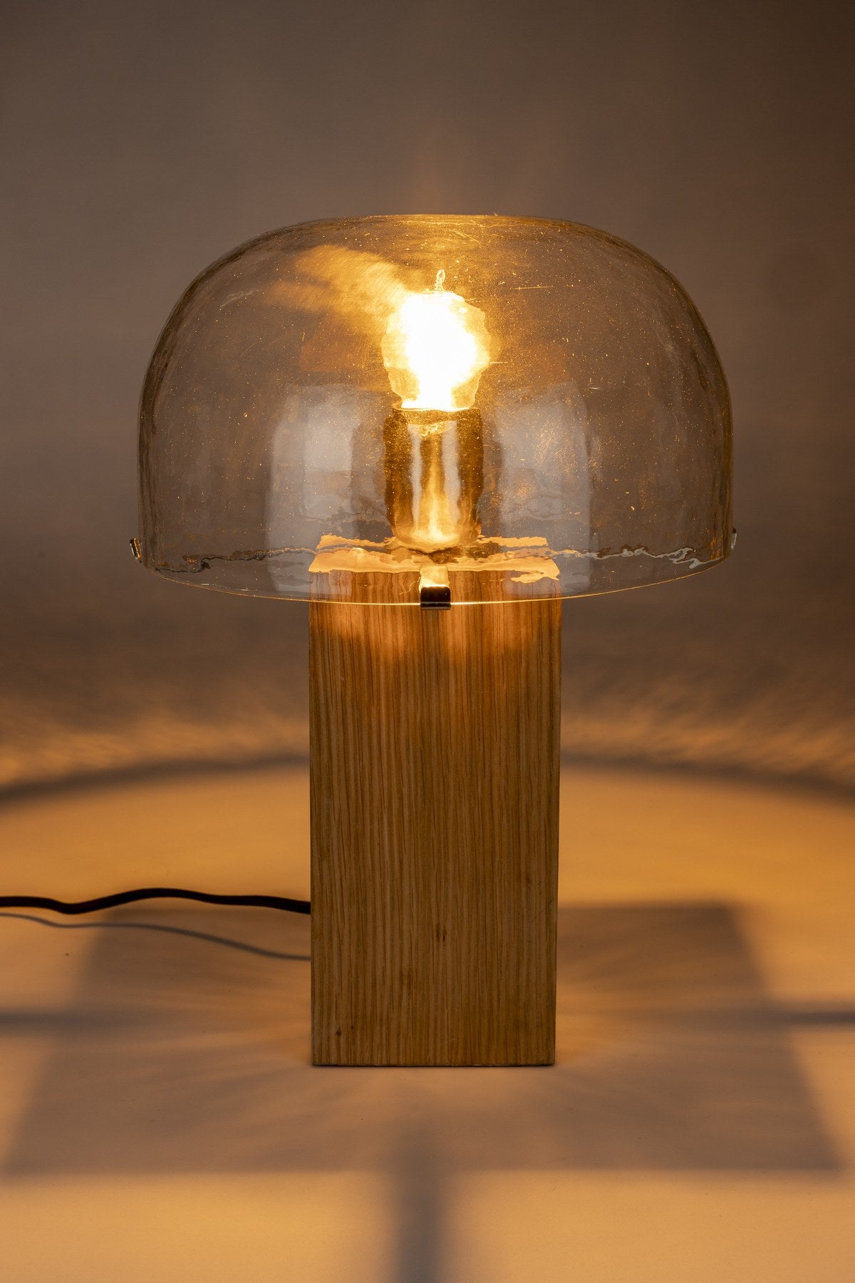Tischleuchte Mavery Natural von Dutchbone mit Fuss aus Akazienholz und rundem Glasschirm in Pilzform, Kabel schwarz.