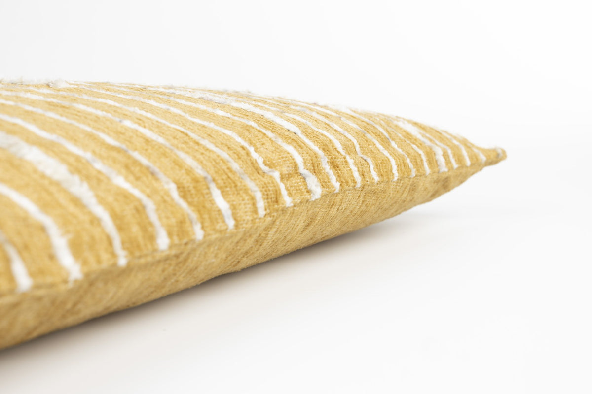 Rechteckiges Kissen in Gelb mit unregelmässigen Plüschlinien, Füllung aus Baumwolle, Bezug aus Polyester, Marke Dutchbone.