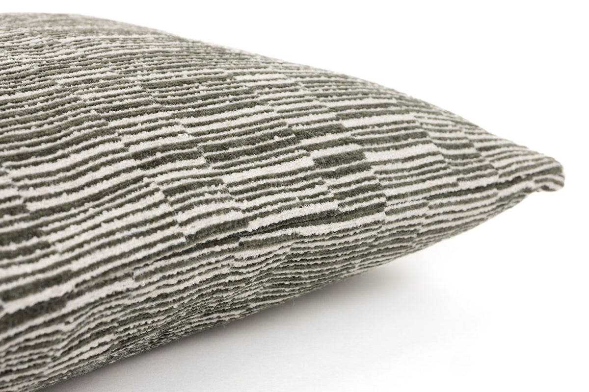Grünes Dekokissen Cushion Hudson von Dutchbone mit grafischem Streifenmuster, gepolstert, Bezug aus Nylon und Polyester, quadratische Form