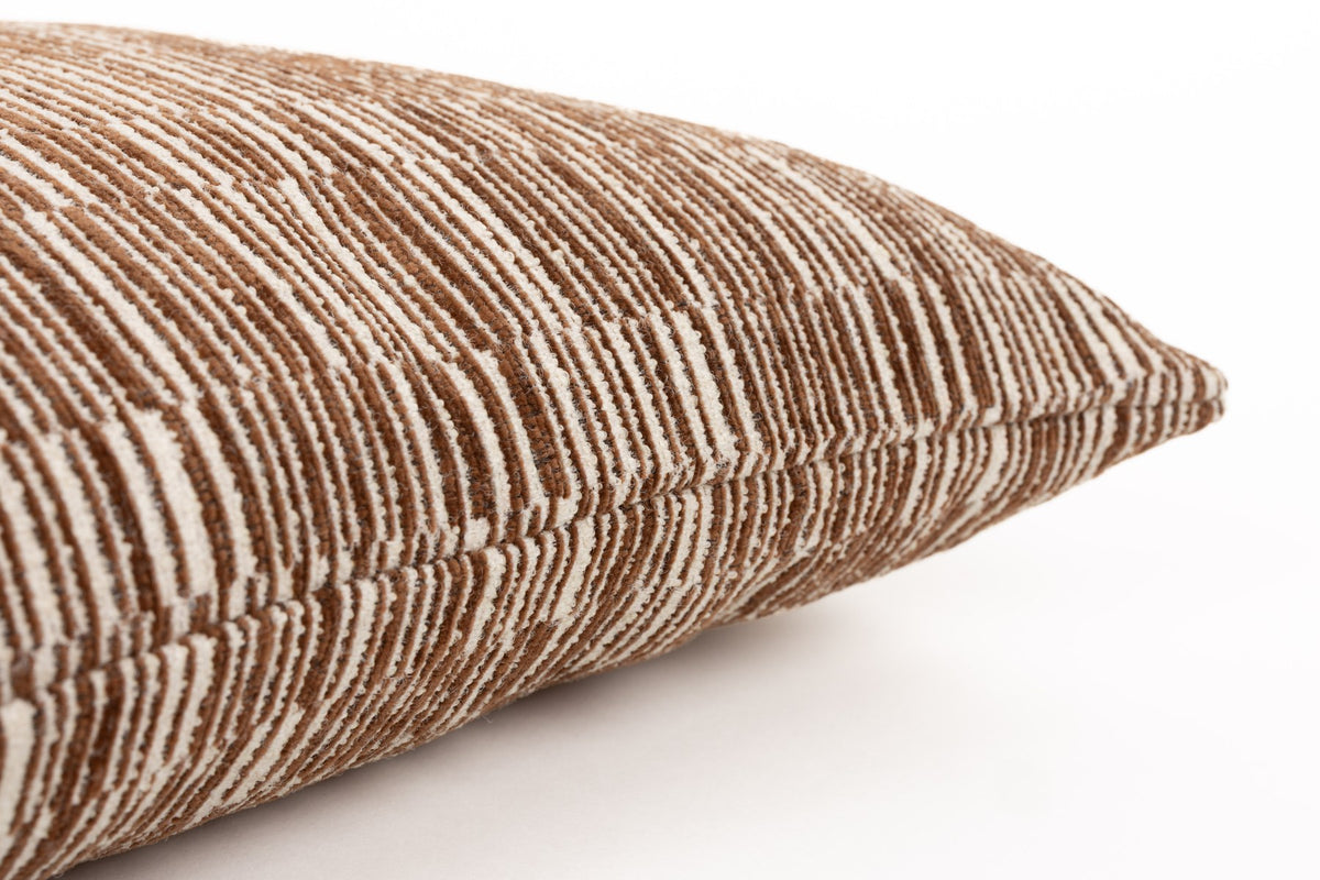 Braunes Dekokissen Cushion Hudson von Dutchbone mit grafischem Streifenmuster, Bezug aus Nylon und Polyester, Füllung aus Baumwolle.