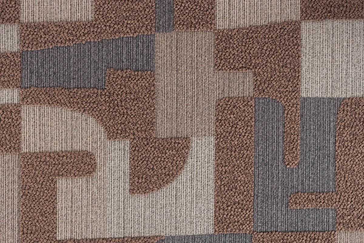 Esszimmerstuhl Chair Miyo Light Brown von Dutchbone mit hellbraunem gewebtem Bezug, grafischem Muster und schwarzem Metallgestell auf hellem Hintergrund