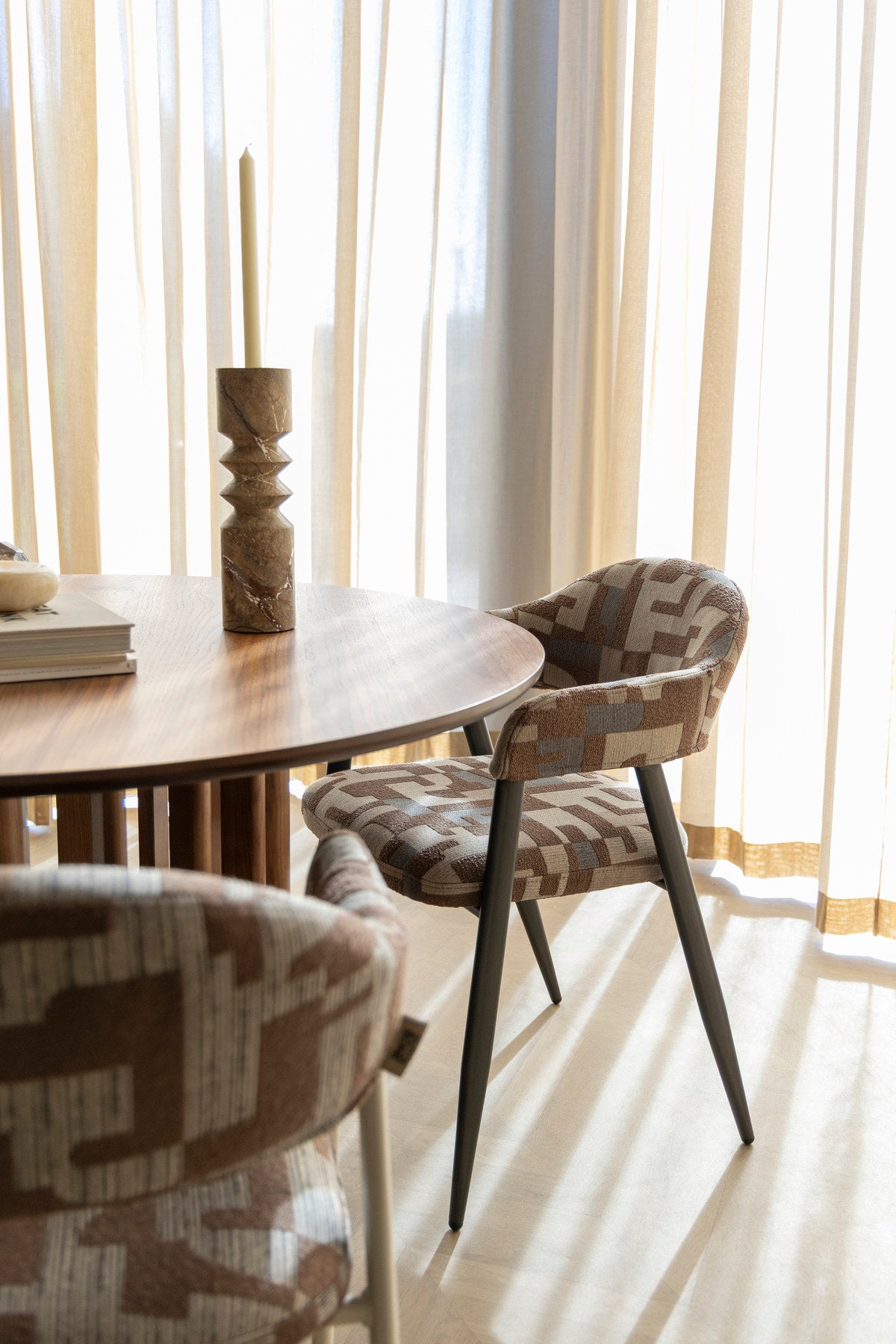 Esszimmerstuhl Chair Miyo Light Brown von Dutchbone mit hellbraunem gewebtem Bezug, grafischem Muster und schwarzem Metallgestell auf hellem Hintergrund