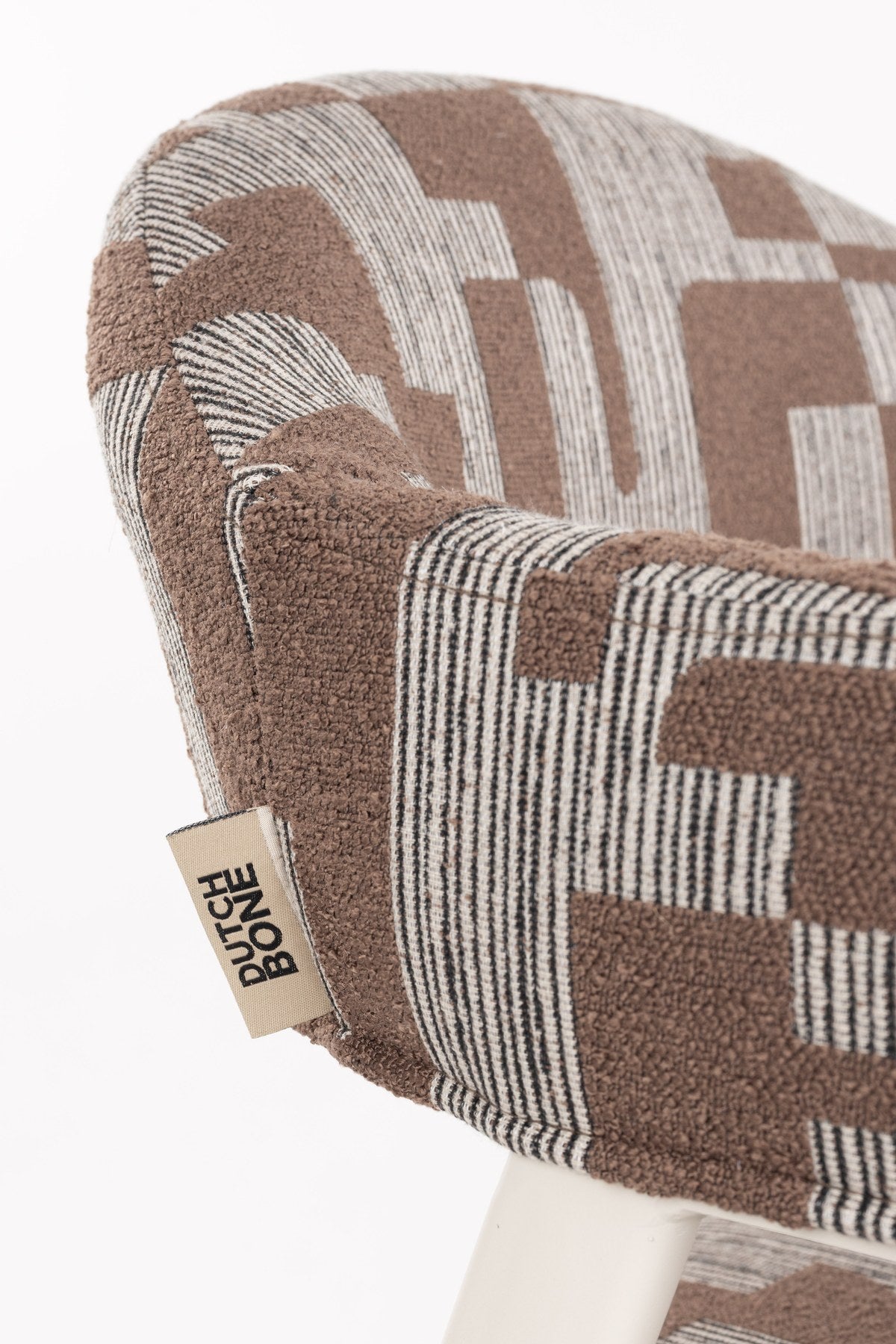 Beige Esszimmerstuhl Chair Miyo von Dutchbone mit gewebtem Bezug, gepolsterter Sitzfläche und schwarzem Metallgestell aus Sperrholz und Stahl.