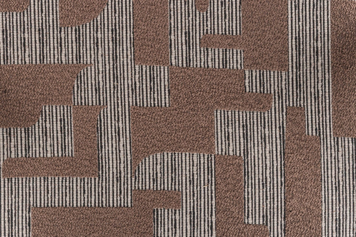 Beige Esszimmerstuhl Chair Miyo von Dutchbone mit gewebtem Bezug, gepolsterter Sitzfläche und schwarzem Metallgestell aus Sperrholz und Stahl.