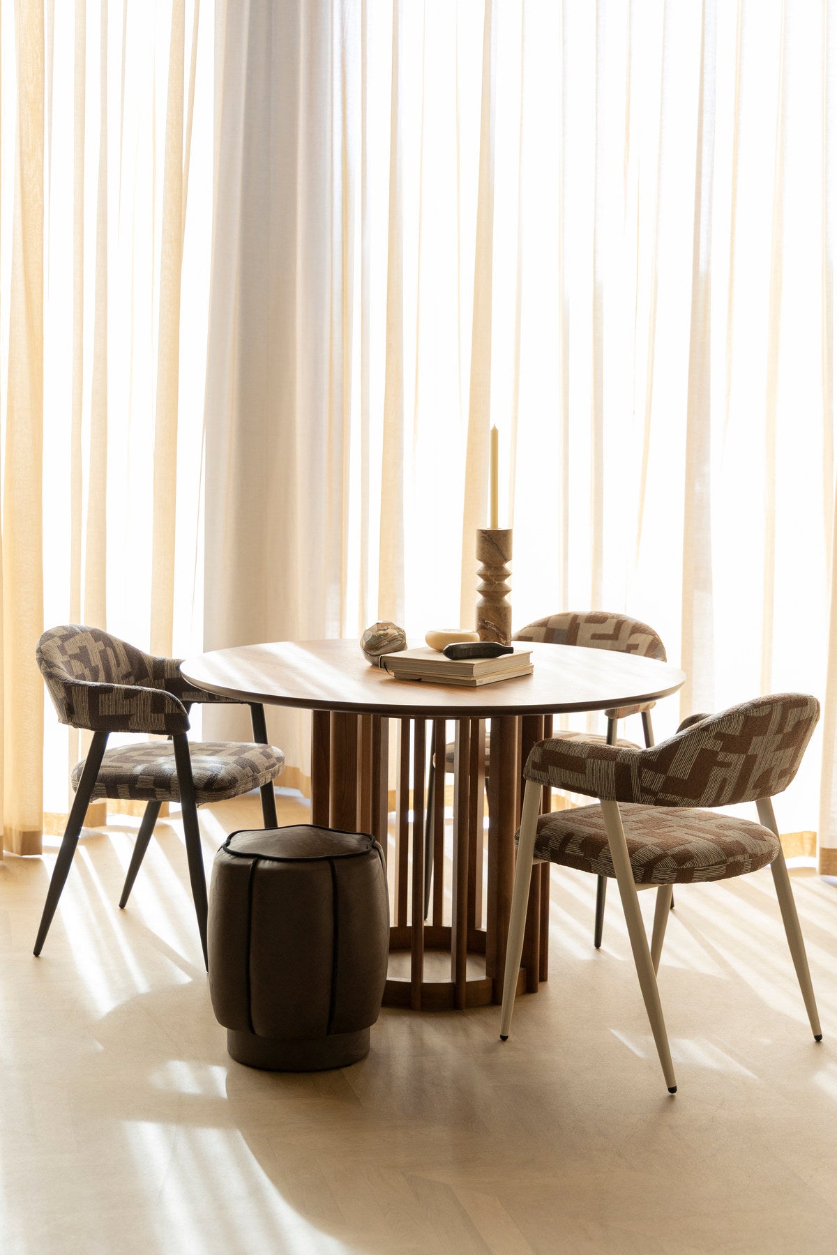 Beige Esszimmerstuhl Chair Miyo von Dutchbone mit gewebtem Bezug, gepolsterter Sitzfläche und schwarzem Metallgestell aus Sperrholz und Stahl.