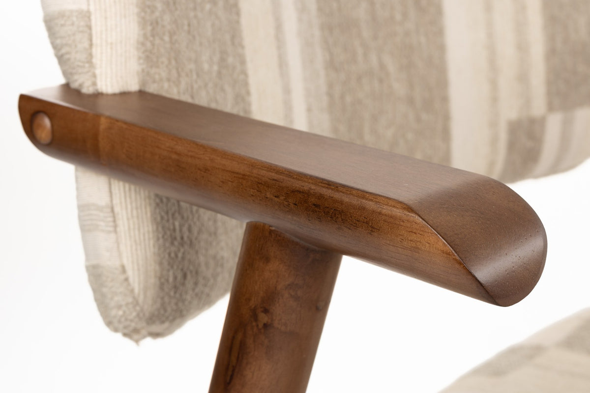 Beiger Esszimmerstuhl Chair Sara von Dutchbone mit gepolsterter Sitzfläche, grafischem Retro-Druck und Gestell in Braun, Ansicht von vorne.