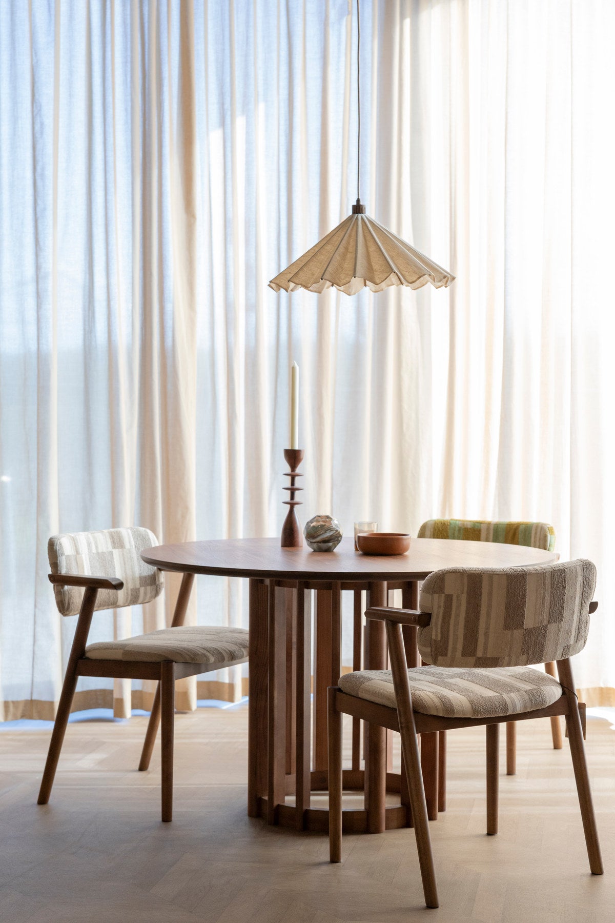 Beiger Esszimmerstuhl Chair Sara von Dutchbone mit gepolsterter Sitzfläche, grafischem Retro-Druck und Gestell in Braun, Ansicht von vorne.